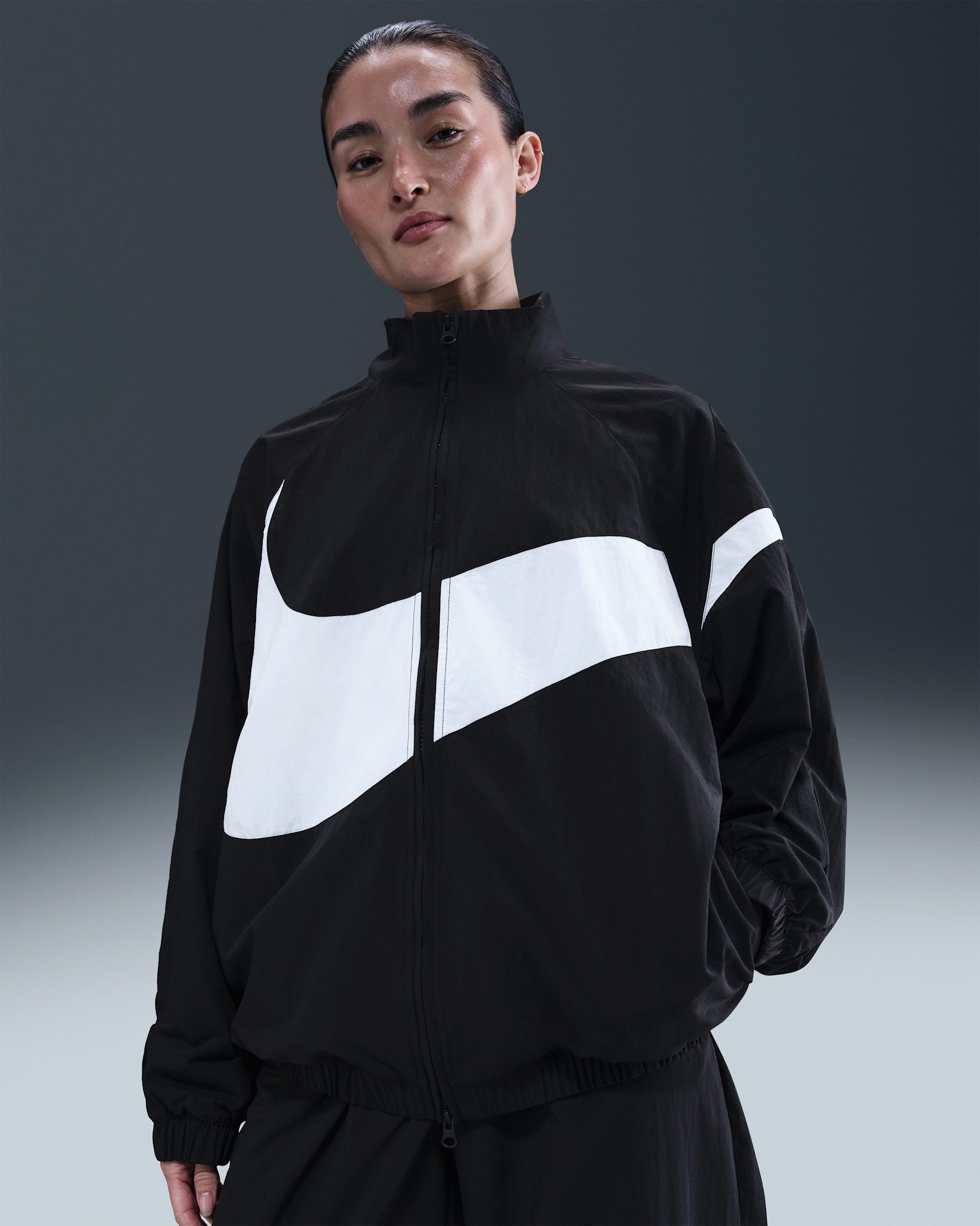 เสื้อแจ็คเก็ตแบบทอขนาดโอเวอร์ไซส์ผู้หญิง Nike Sportswear - ดำ/ดำ/ขาว