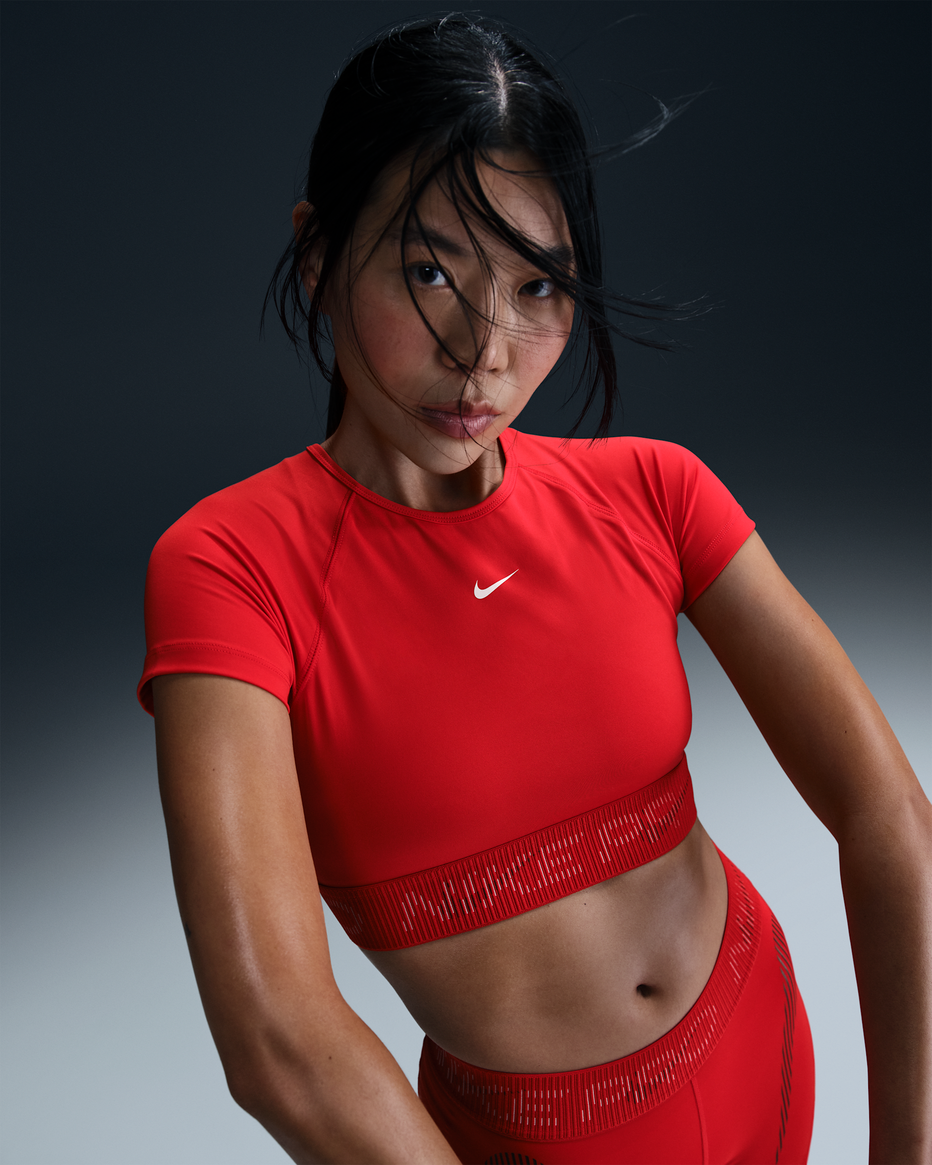 Playera de manga corta Dri-FIT con gráfico cropped para mujer Nike Pro - Rojo universitario/Rojo team oscuro/Brasa mágica/Blanco