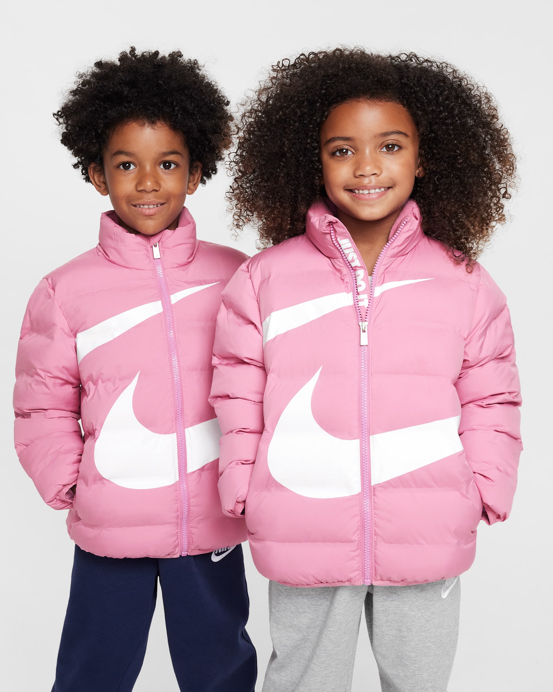 Chamarra acolchada Swoosh con patrón en bajorrelieve para niños talla pequeña Nike - Flamenco mágico