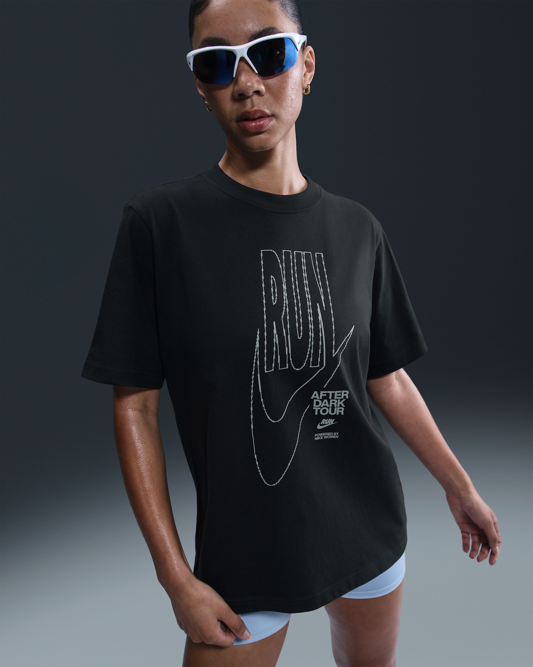 Playera de manga corta con gráfico oversized para mujer Nike After Dark Tour - Negro