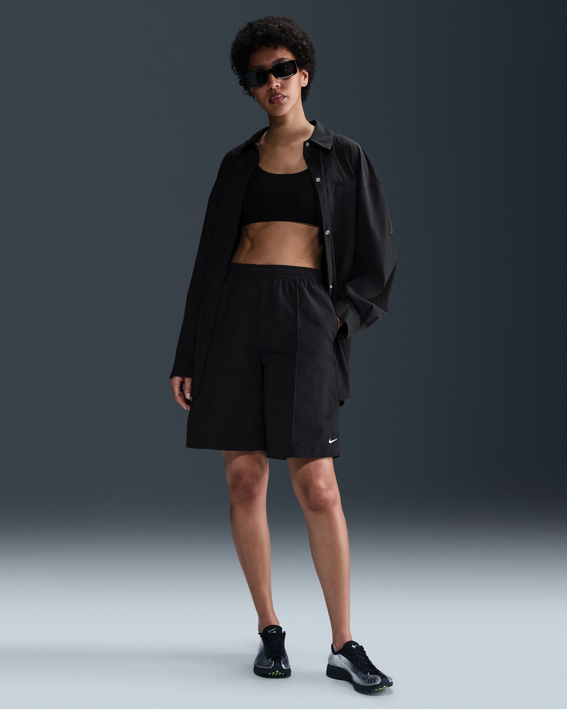 Nike Sportswear Everything Wovens Shorts mit hohem Bund (Damen, ca. 23 cm) - Schwarz/Weiß