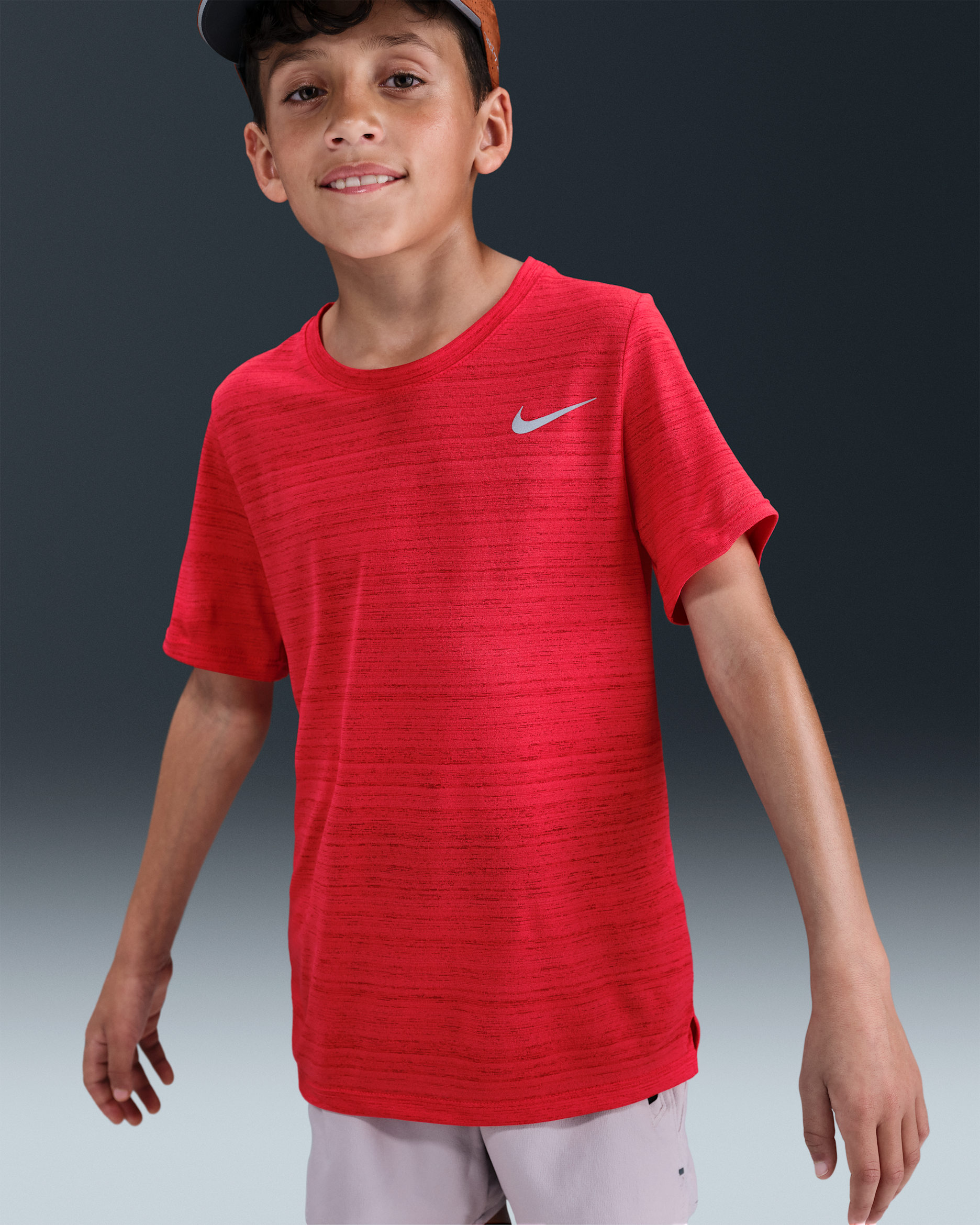 Nike Dri-FIT Miler Playera de entrenamiento para niño talla grande - Carmesí claro