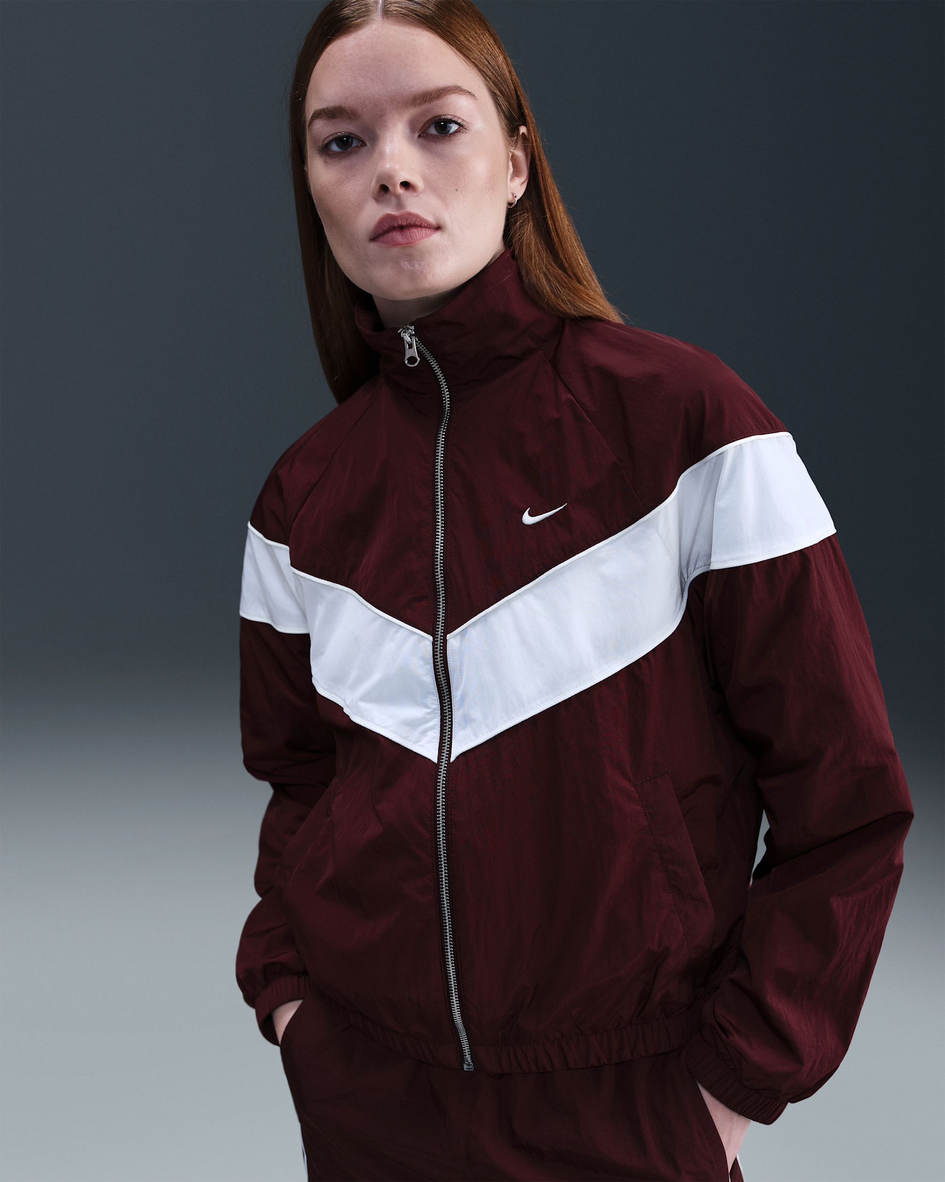 Nike Windrunner vevd UV-jakke med ledig passform og hel glidelås til dame - Burgundy Crush/Sail/Sail/Sail