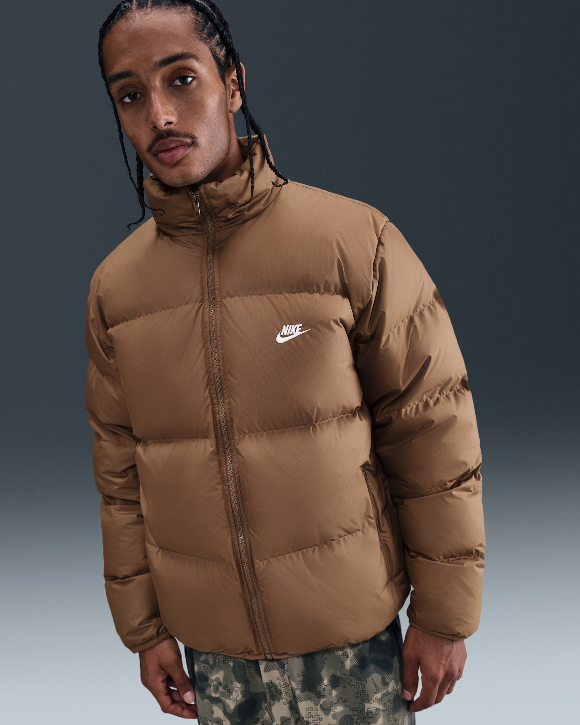 Nike Sportswear Club Therma-FIT Puffer-Jacke (Herren) - Mosswood Brown/Weiß