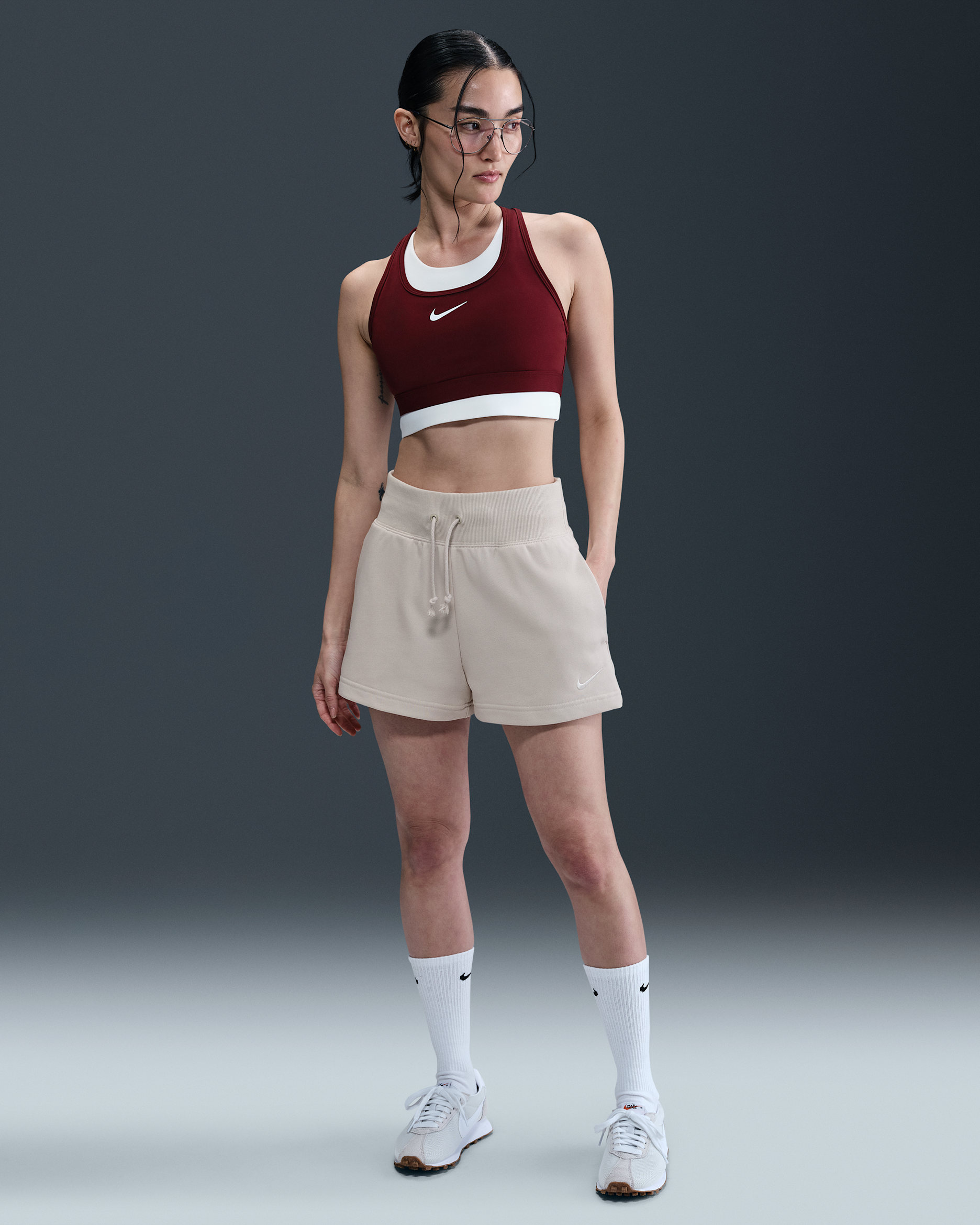 Shorts de French Terry de tiro alto para mujer Nike Sportswear Phoenix Fleece - Marrón verdoso claro/Vela