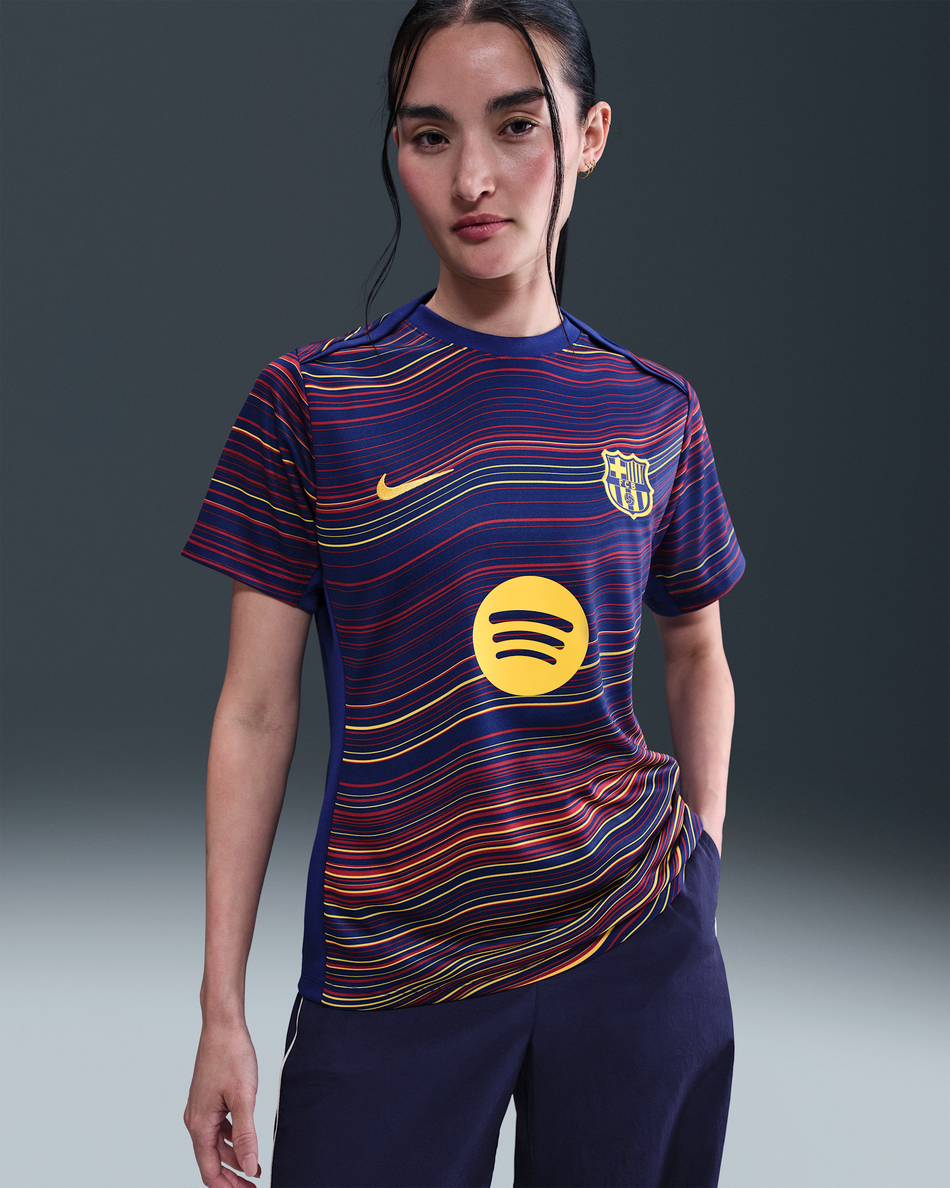 Haut de foot d'avant-match à manches courtes Nike Dri-FIT FC Barcelona Academy Pro Domicile pour femme - Deep Royal Blue/Deep Royal Blue/Noble Red/Midwest Gold