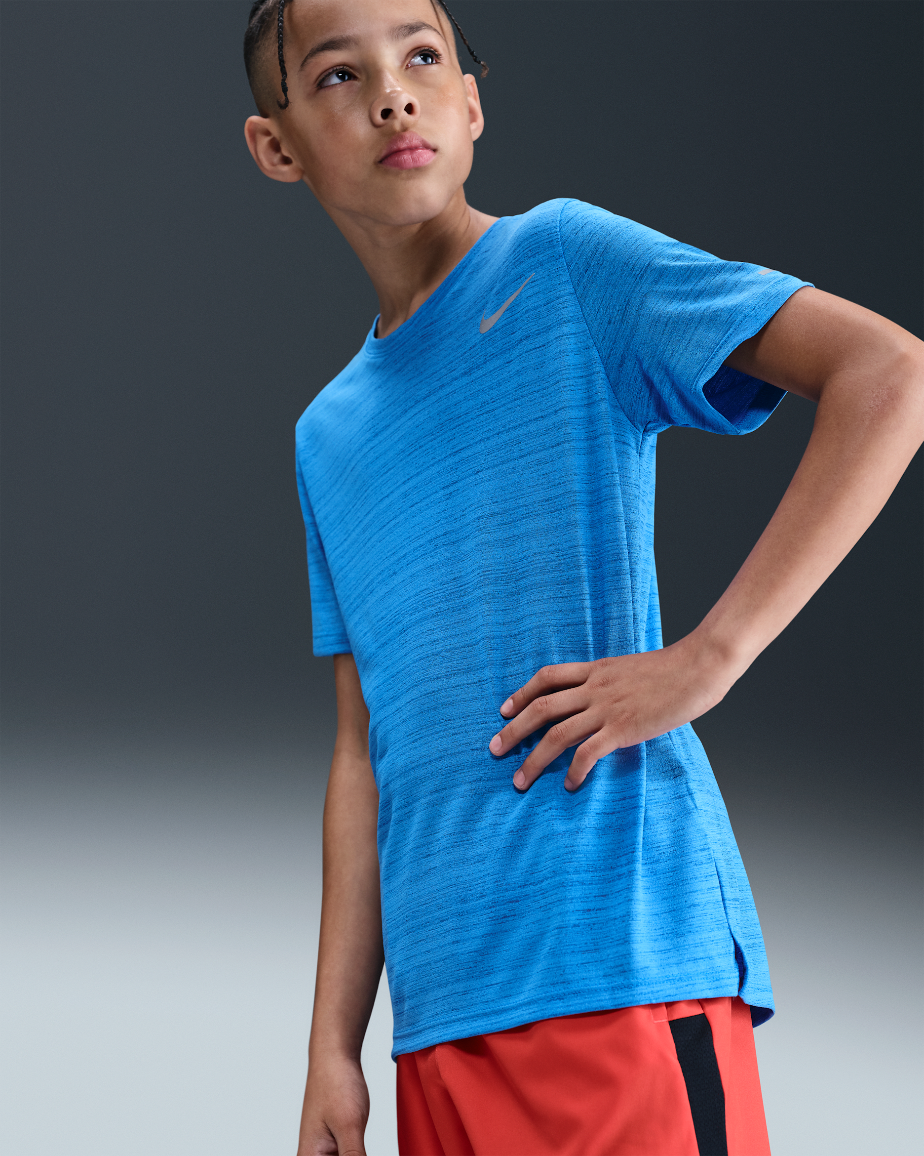 Nike Dri-FIT Miler Playera de entrenamiento para niño talla grande - Azul foto claro