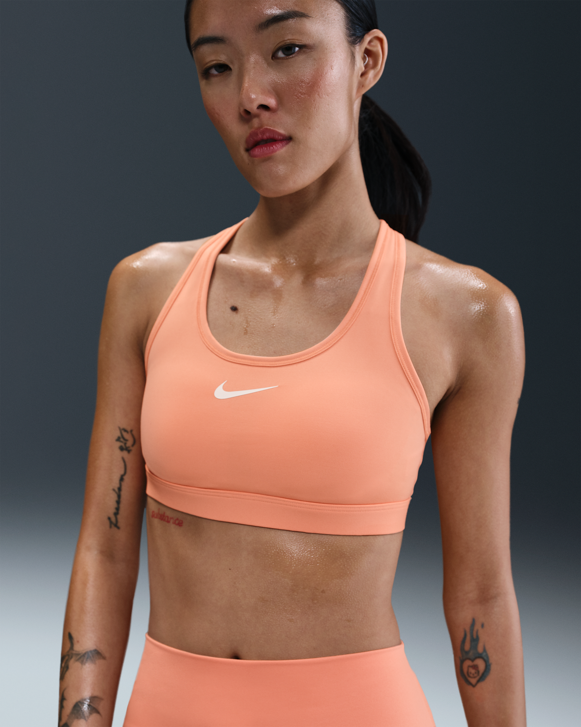 ナイキ スウッシュ ミディアムサポート ウィメンズ パッディド スポーツブラ - アプリコットアゲート/ホワイト