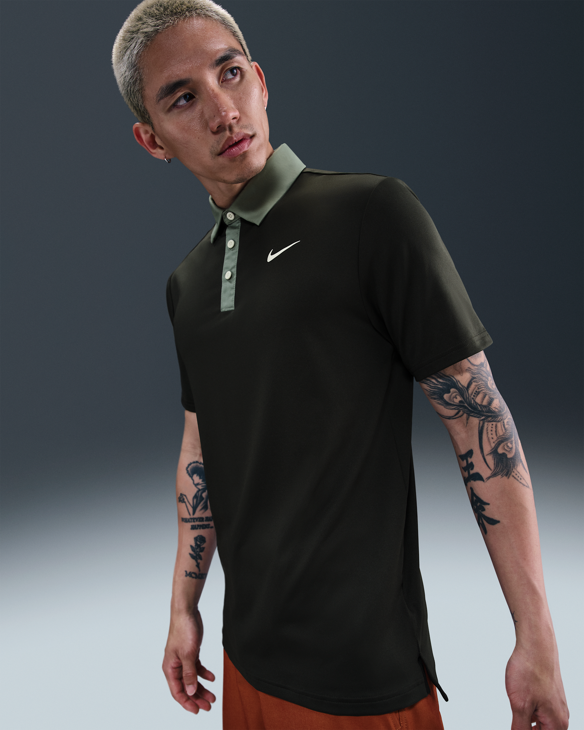 ナイキ ツアー メンズ Dri-FIT ゴルフポロ - ナイトフォレスト/クレイグリーン/ペールアイボリー