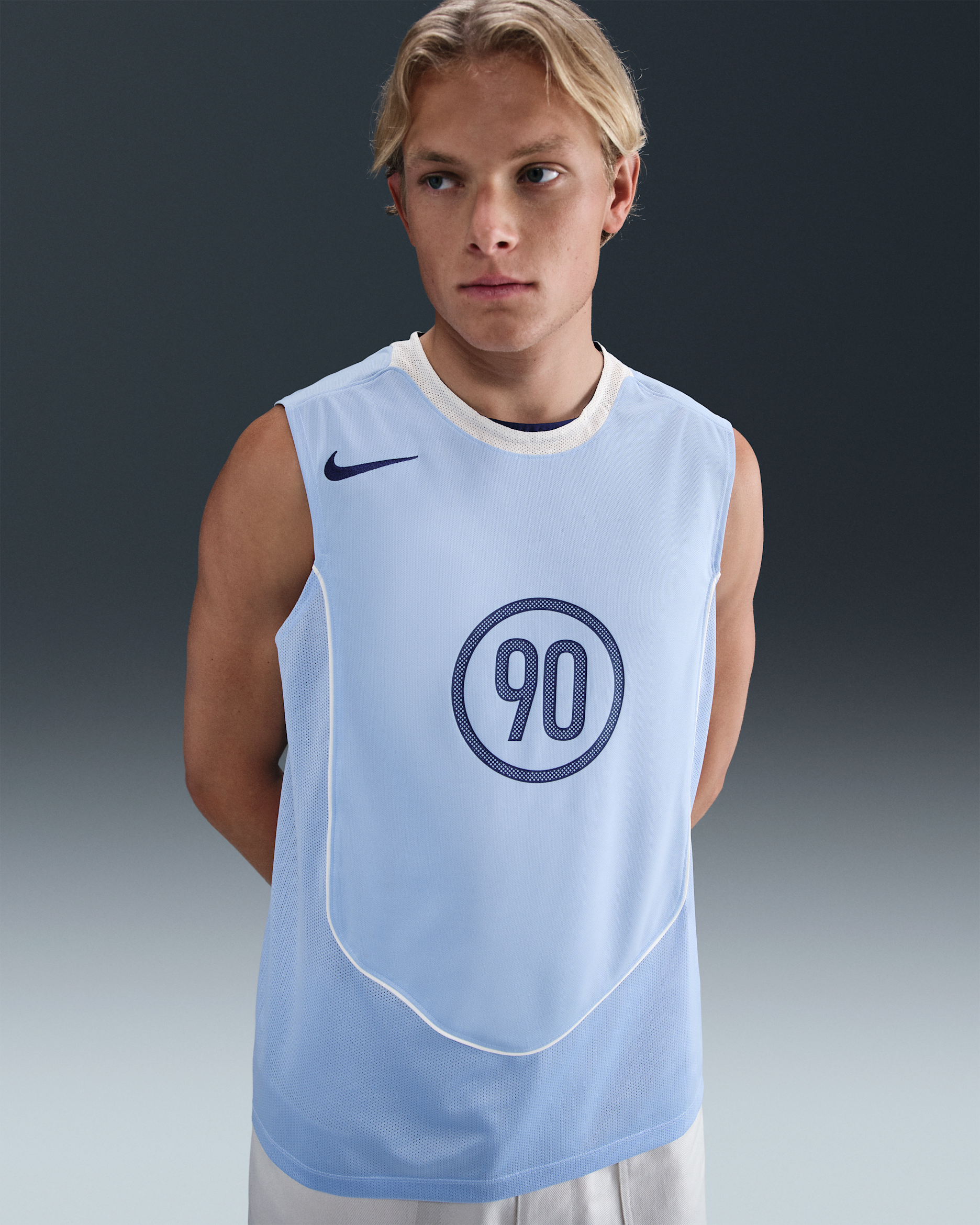 Playera de fútbol sin mangas Dri-FIT para hombre Nike Total 90 - Aluminio/Vela/Vela/Azul vacío