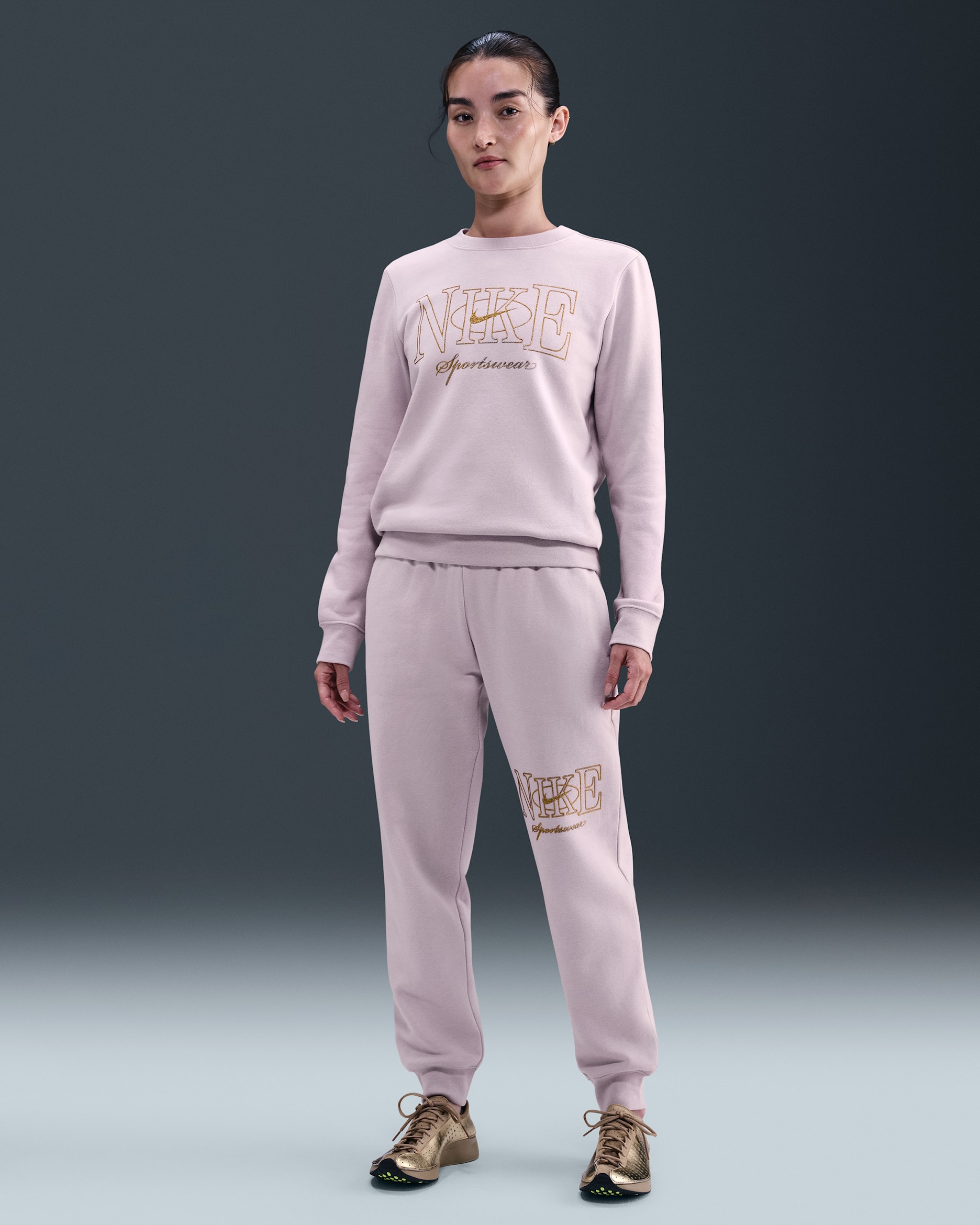 ナイキ スポーツウェア クラブ フリース ウィメンズ ミッドライズ ジョガーパンツ  - プラチナムバイオレット