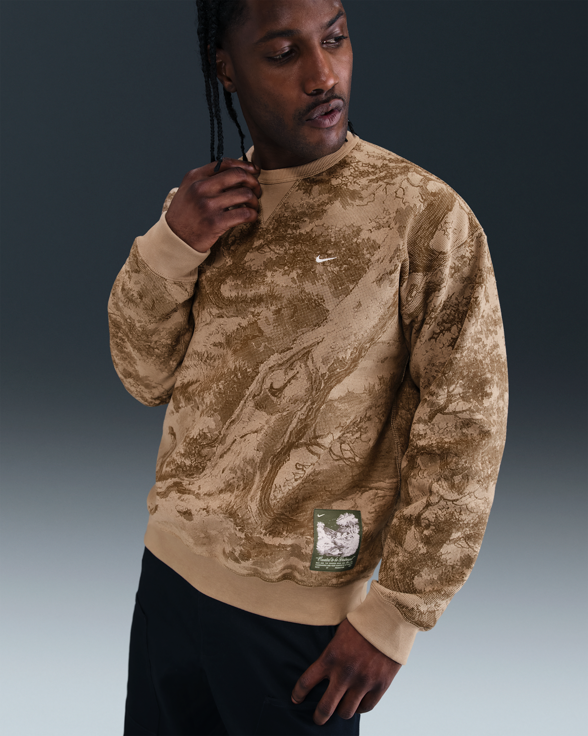 Sudadera de cuello redondo de tejido Fleece para hombre Nike Solo Swoosh - Beige paracaídas/Marrón musgo/Blanco