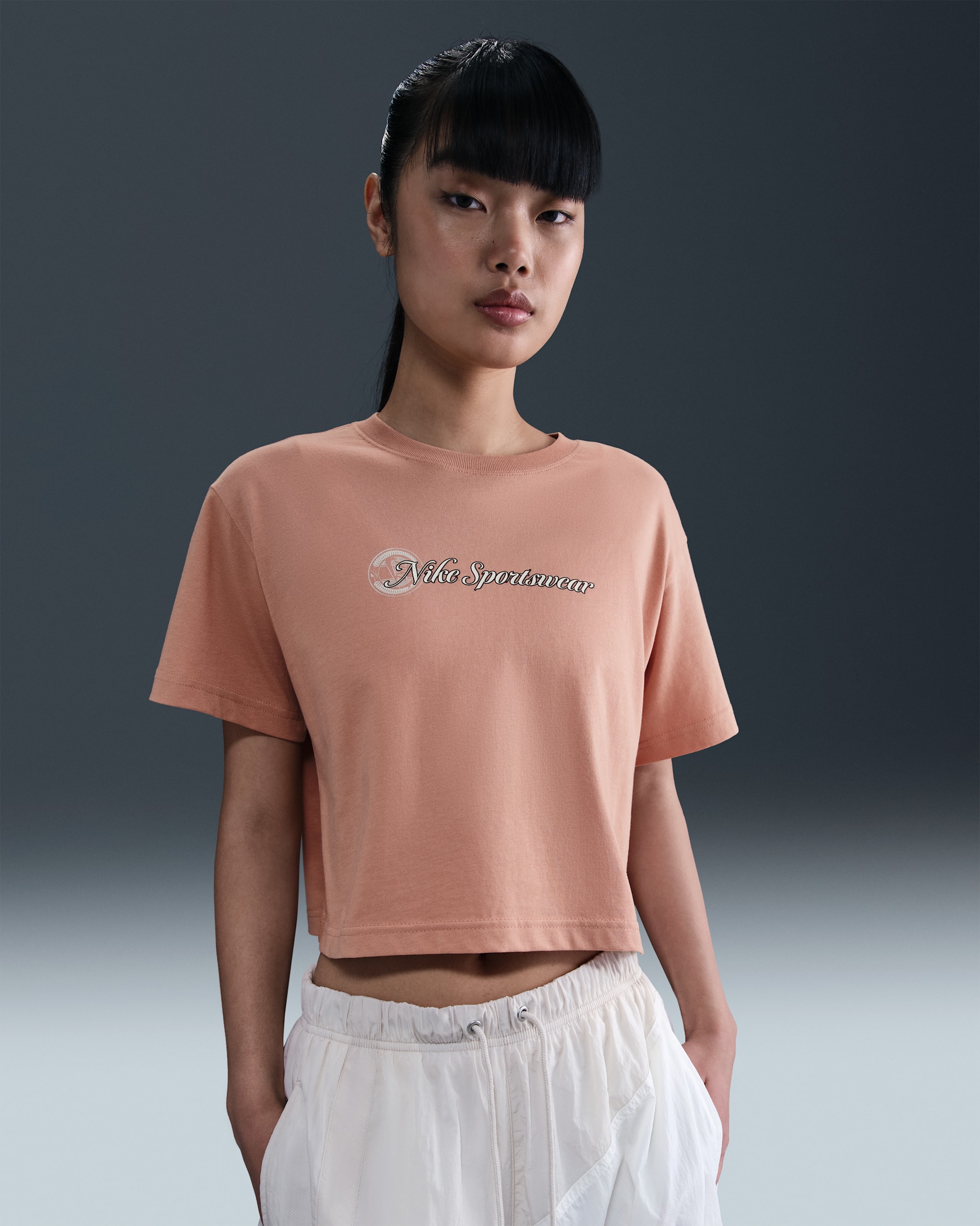 ナイキ スポーツウェア クラブ ウィメンズ ルーズ クロップド Tシャツ - ローズゴールド