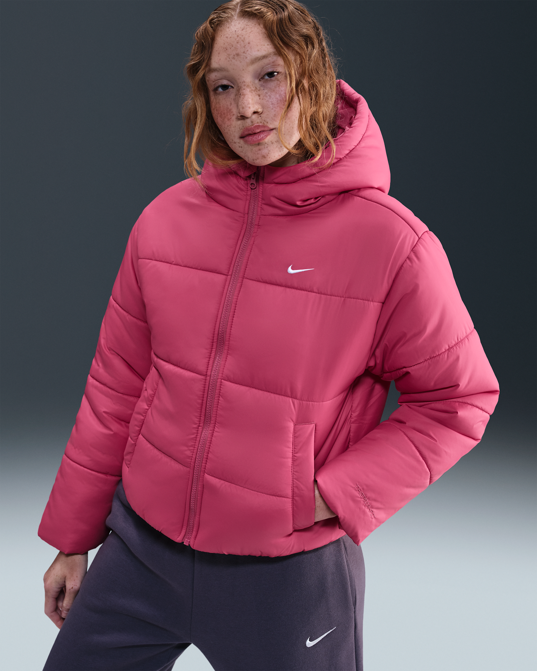 Nike Sportswear Classic Puffer lockere Therma-FIT Jacke mit Kapuze für Damen - Sweet Beet/Weiß