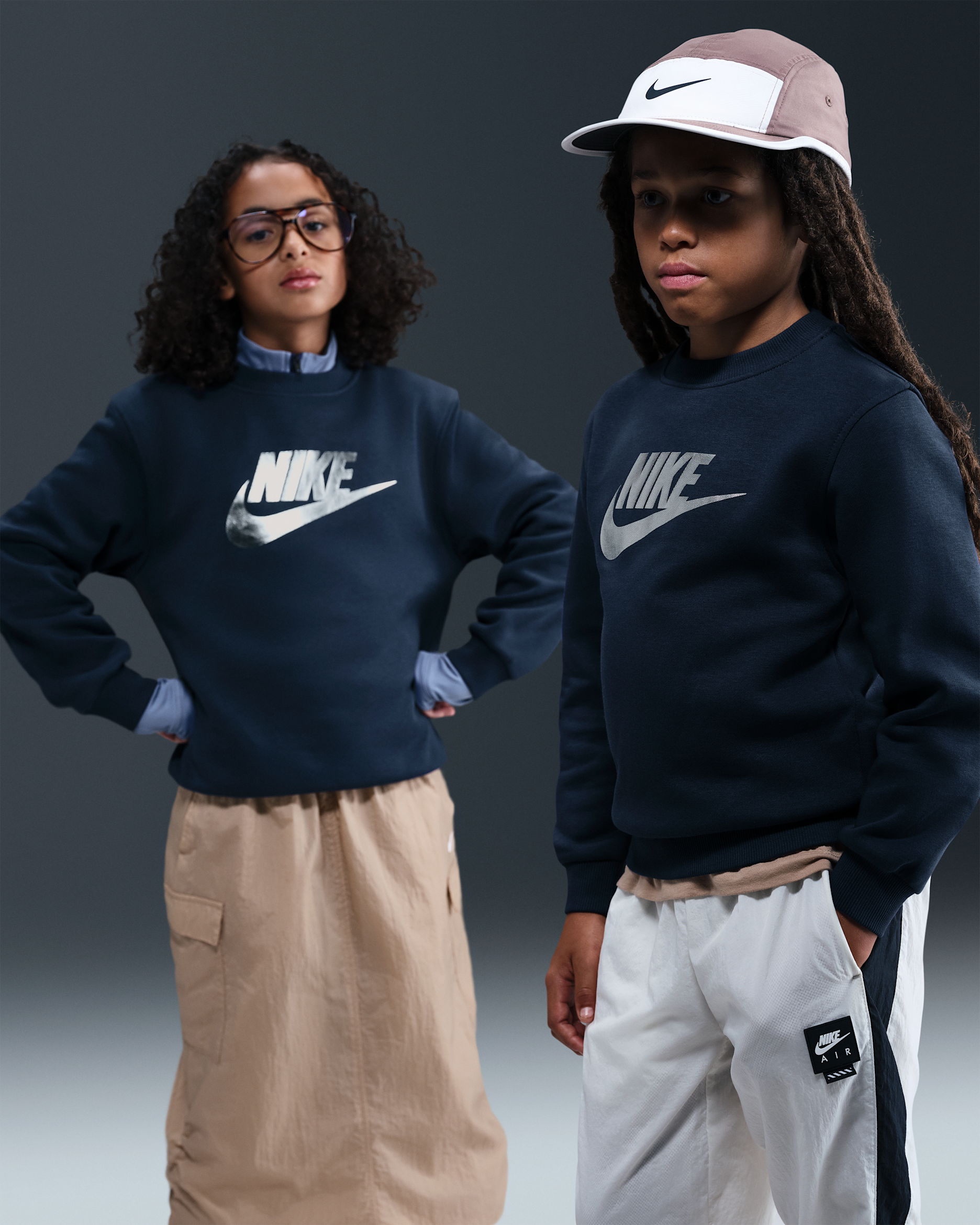 Nike Sportswear Club Fleece Older Kids' Crew-Neck Sweatshirt - Midnight Navy/Metallic Silver