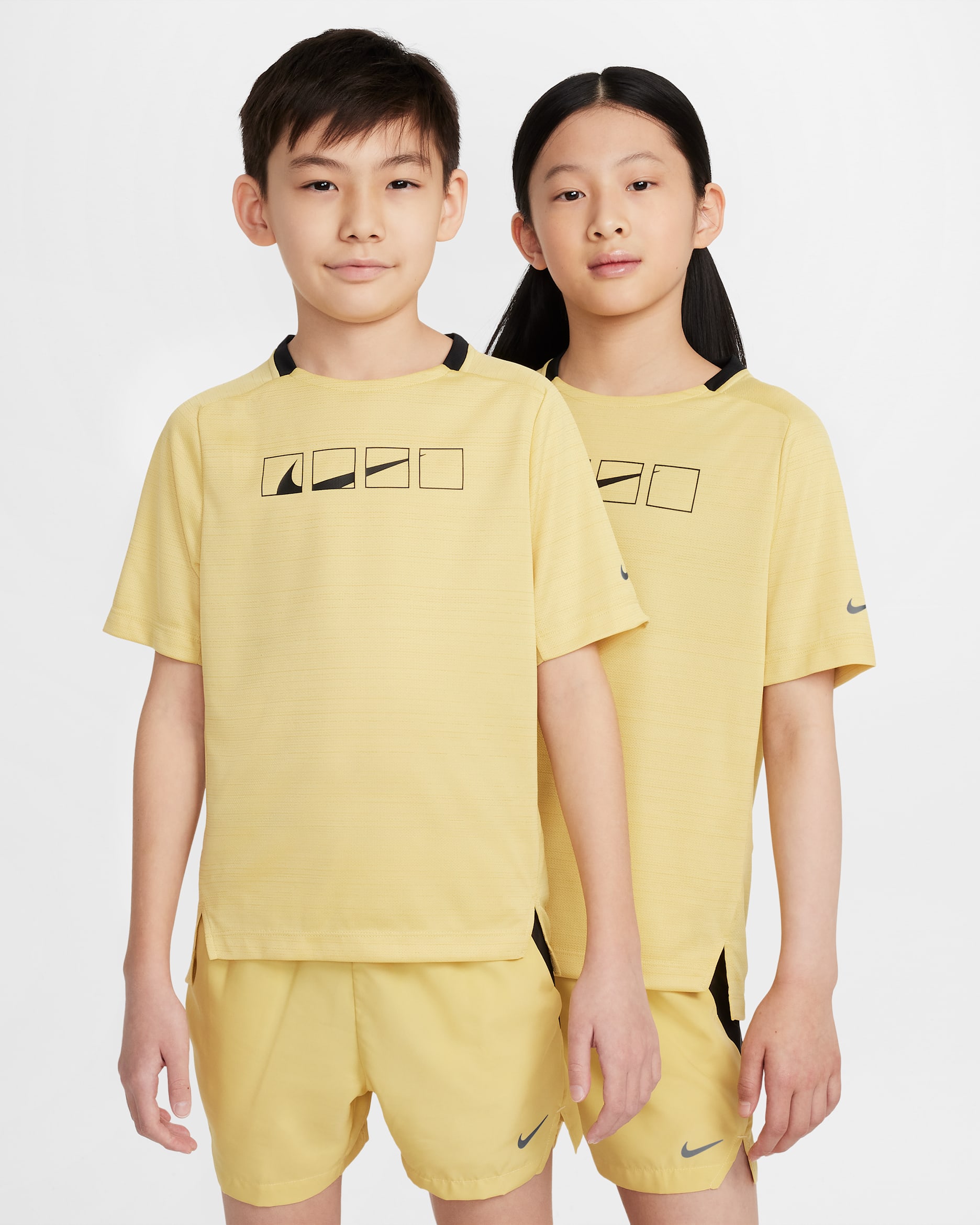 Playera de manga corta Dri-FIT para niños talla grande Nike Multi Tech - Oro Saturno/Negro