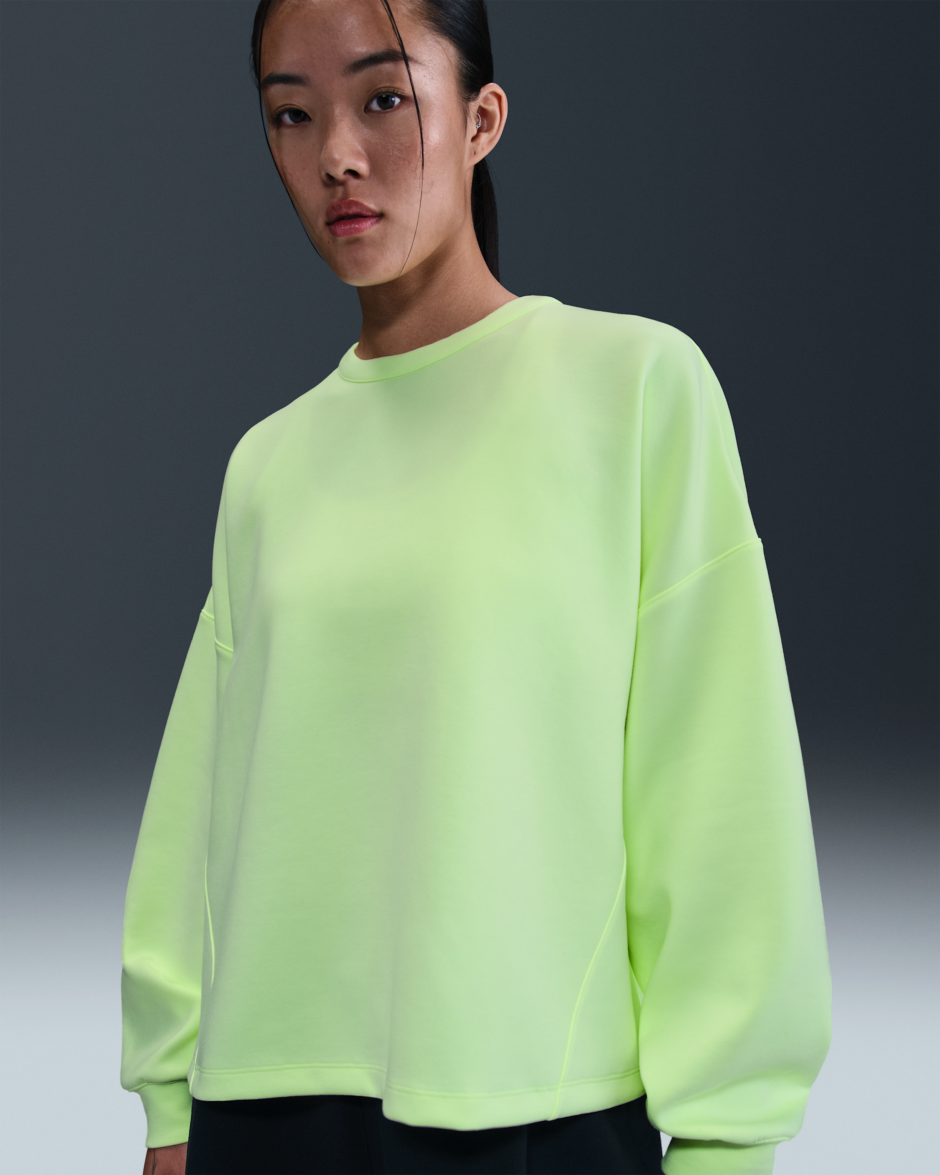 เสื้อคอกลมโอเวอร์ไซส์ Dri-FIT ผู้หญิง Nike 24.7 ImpossiblySoft - Barely Volt/Volt Ice