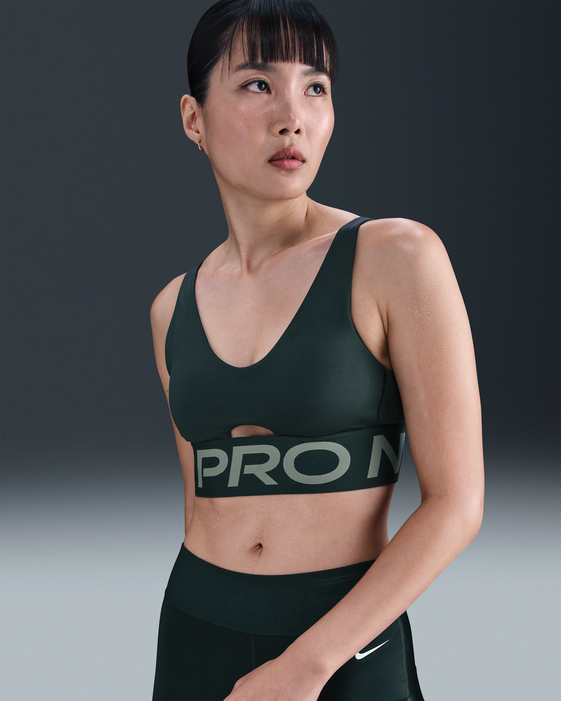 Bra deportivo de media sujeción con almohadillas para mujer Nike Pro Indy Plunge - Alga/Verde arcilla/Blanco