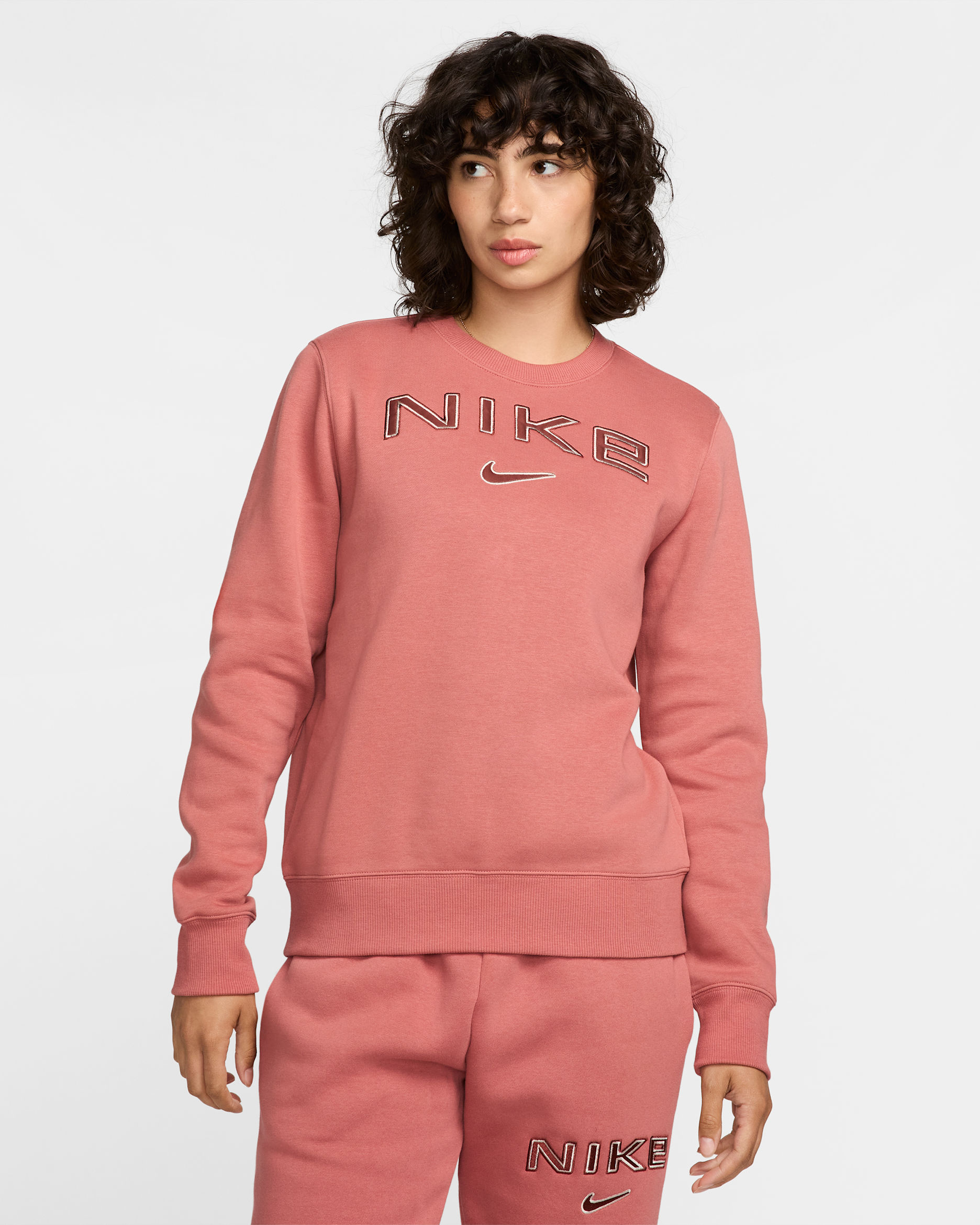 ナイキ スポーツウェア フェニックス フリース ウィメンズ ロゴ クルーネック スウェットシャツ - キャニオンピンク/ライトオールウッドブラウン/レッドセピア