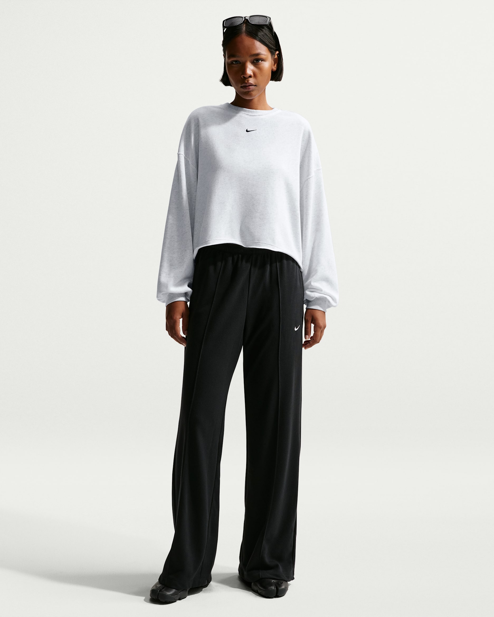 Pants de French Terry de tiro medio con dobladillo abierto para mujer Nike Sportswear Chill Terry - Negro/Negro/Vela