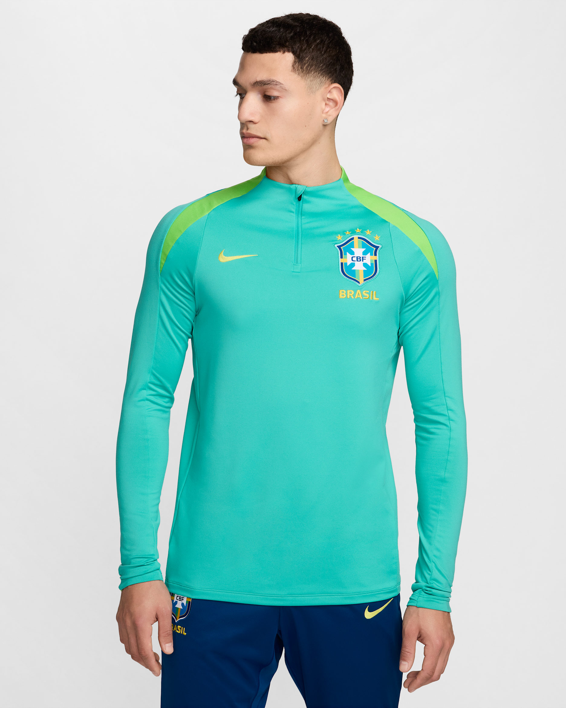 Playera de entrenamiento de fútbol Nike Dri-FIT para hombre Brasil Strike - Retro claro/Verde acción/Amarillo dinámico