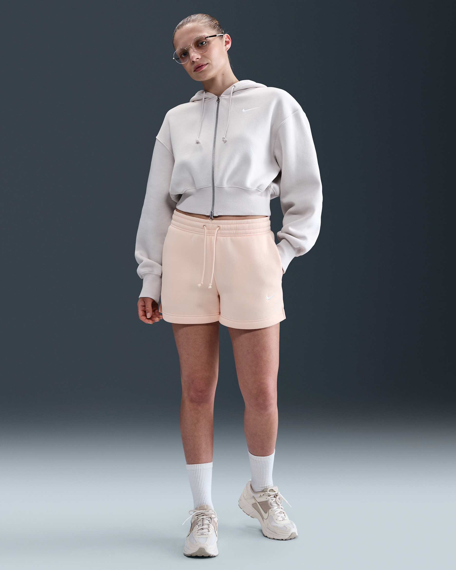 Shorts de tiro medio de 10 cm para mujer Nike Sportswear Phoenix Fleece - Coral lavado/Vela