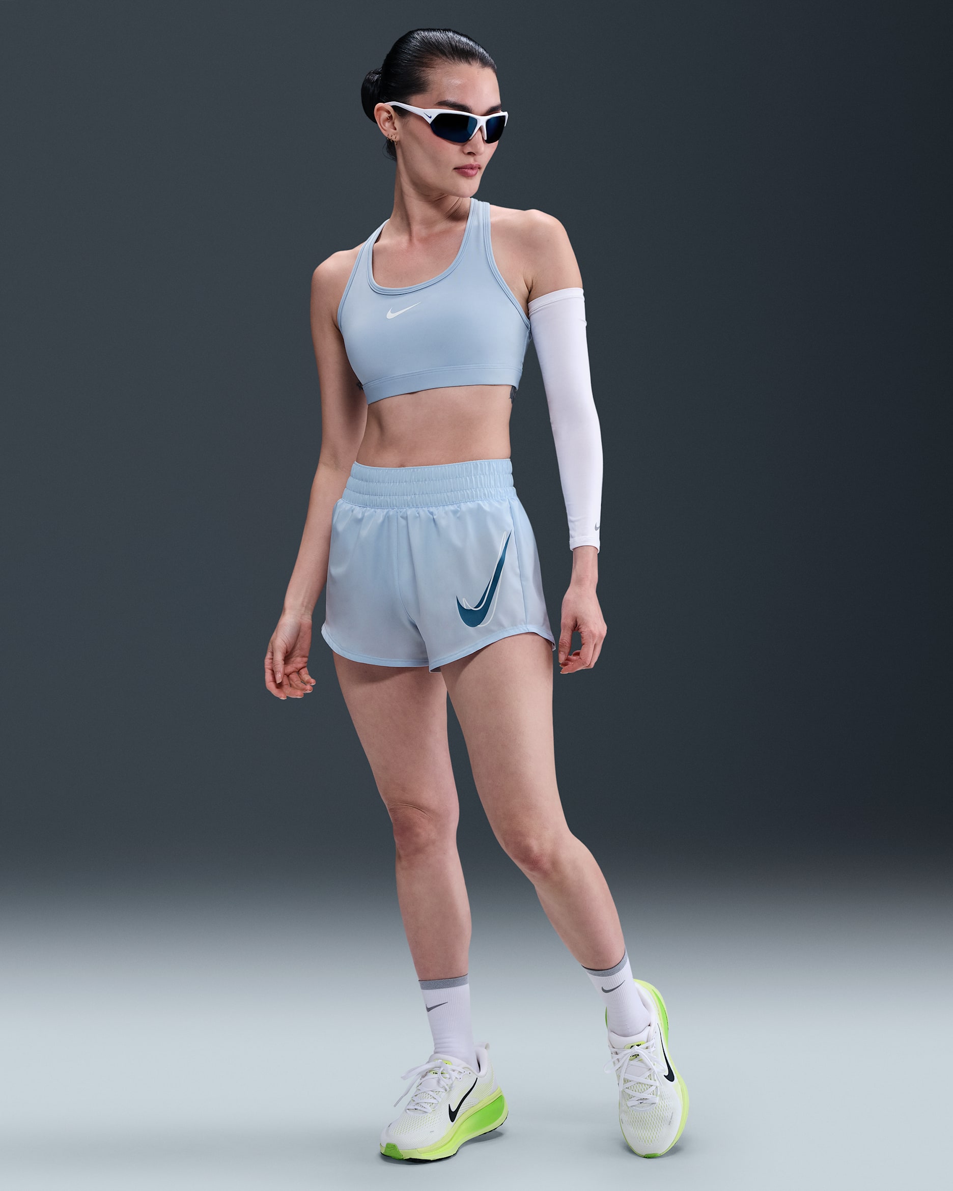 กางเกงวิ่งขาสั้นเอวปานกลางมีซับในผู้หญิง Dri-FIT Nike One - Blue Tint