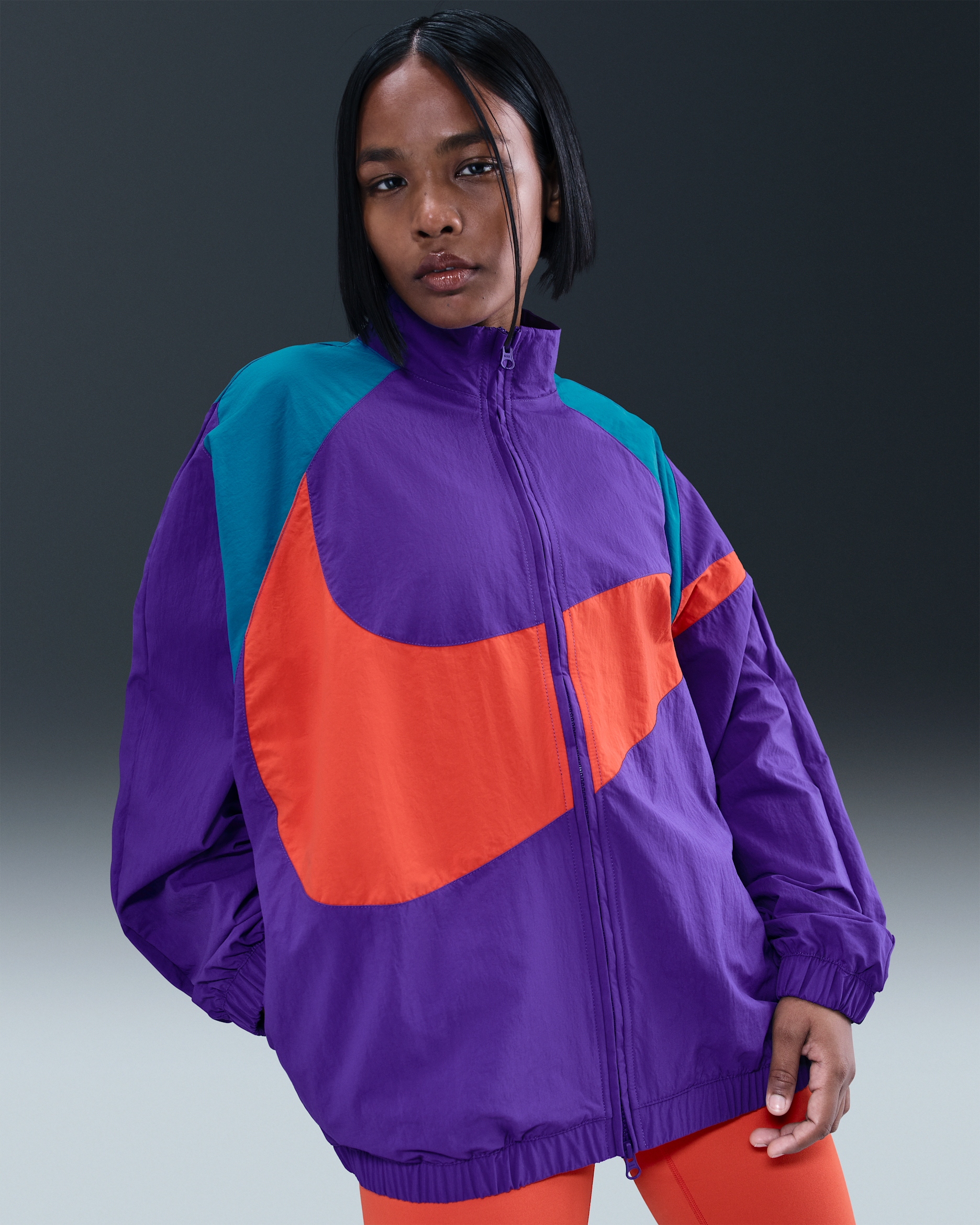 Chamarra de tejido Woven oversized para mujer Nike Sportswear - Morado cancha/Verde abismo/Rojo picante