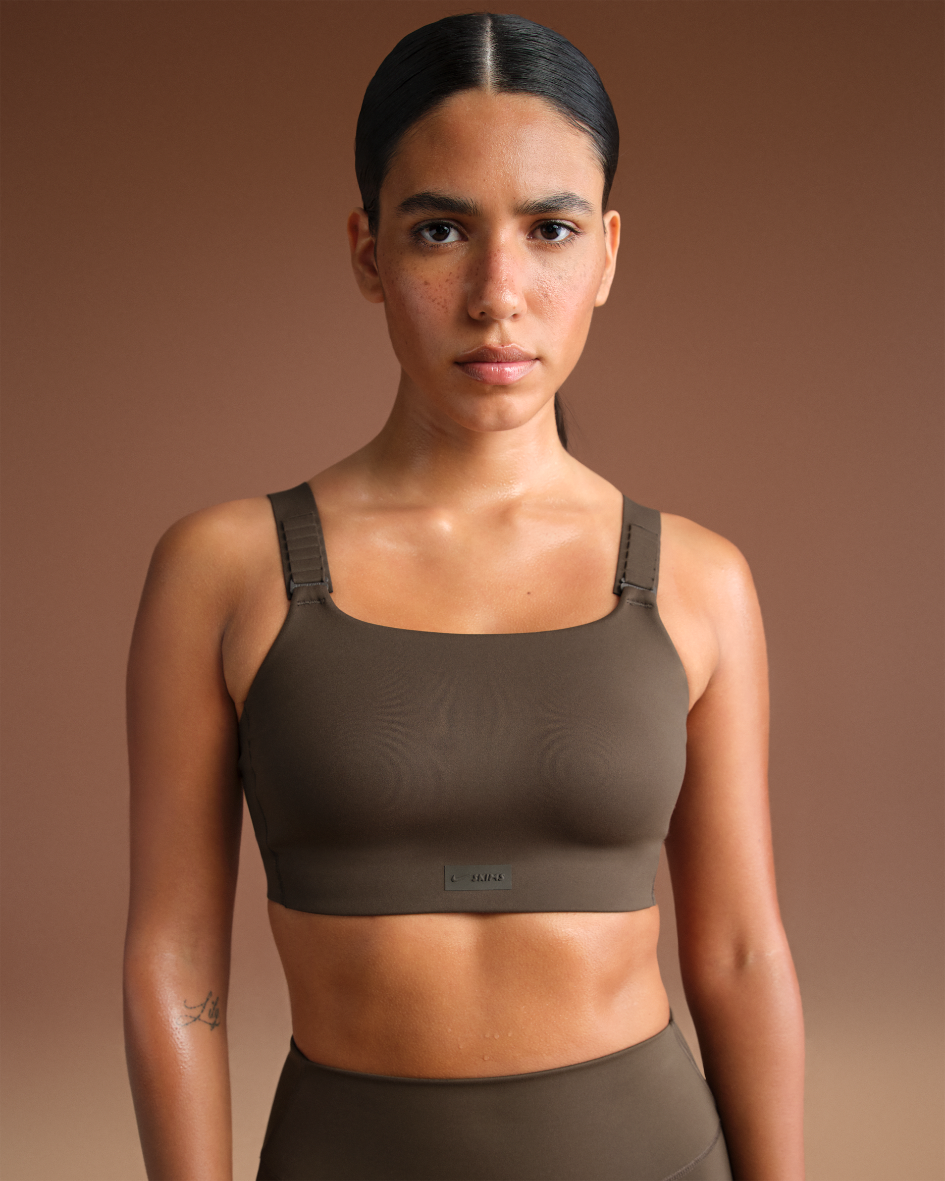 Bra de tirantes anchos para mujer NikeSKIMS Matte - NSKM Sepia oscuro
