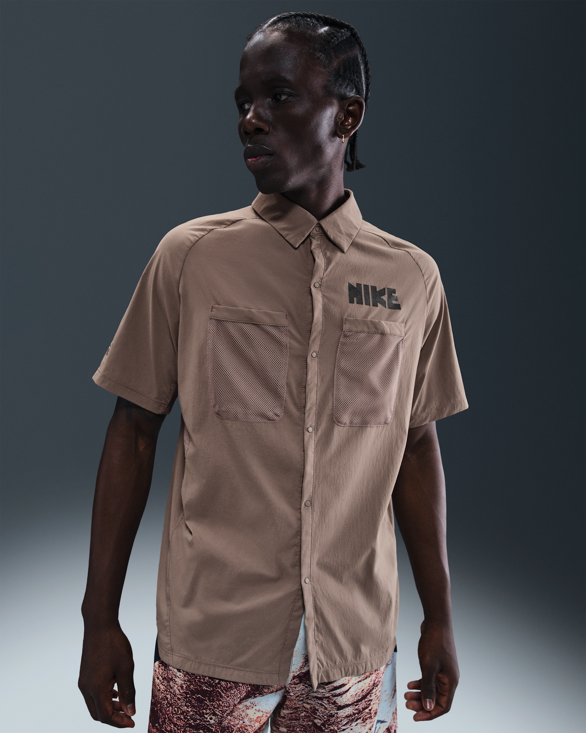 Pánské běžecké tričko Nike UV Dri-FIT UV se zapínáním na knoflíky a krátkým rukávem - Mink Brown