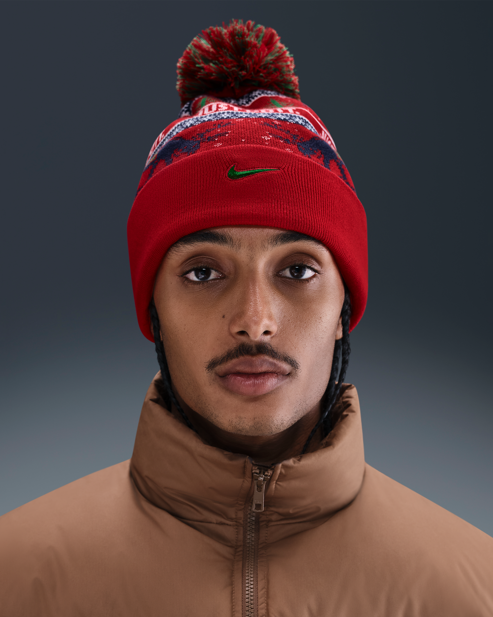 Gorro Nike Peak Winter Wonderland - Vermelho University/Midnight Navy/Verde Pine/Verde Pine