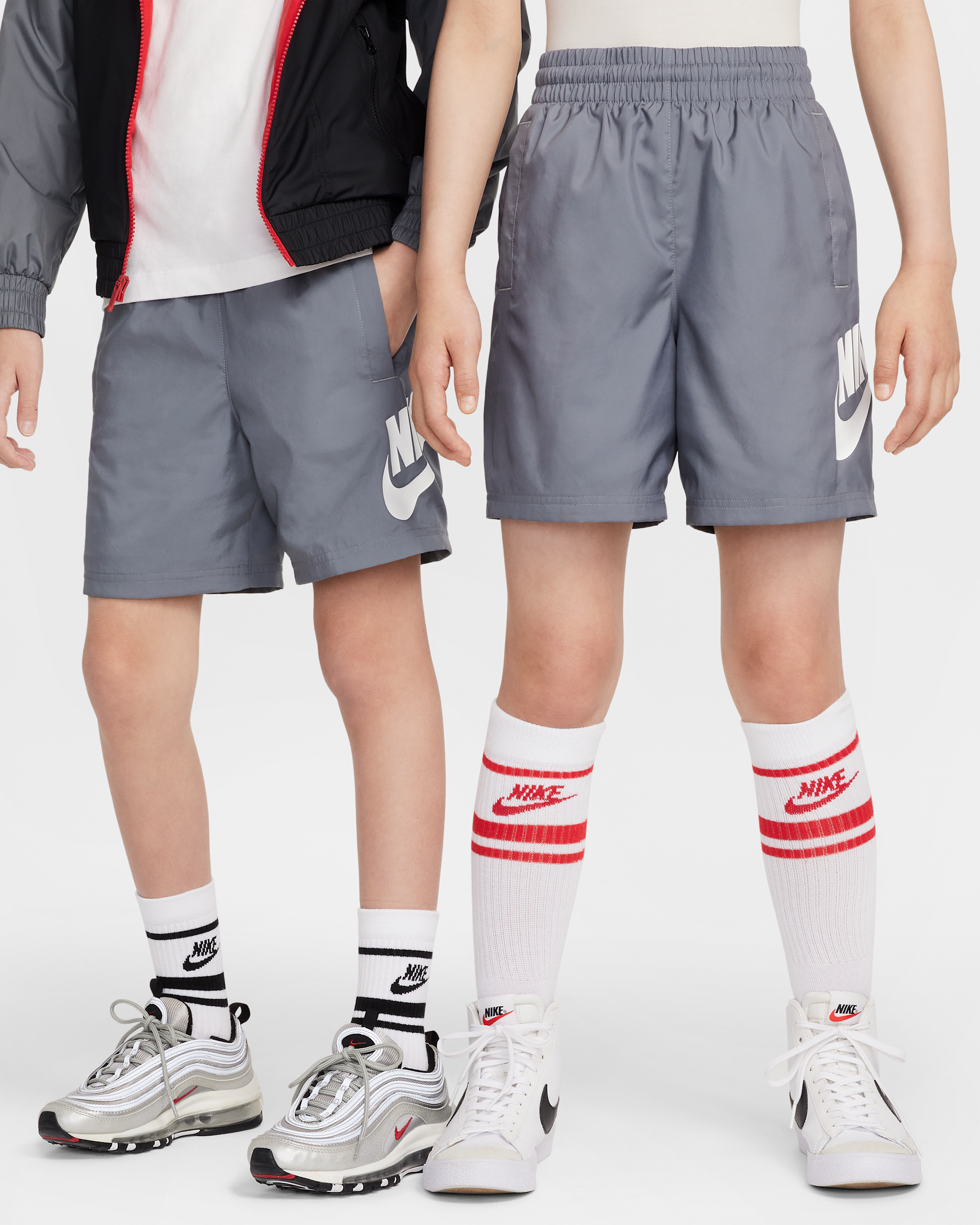 Nike Sportswear Club Shorts de tejido Woven de 15 cm para niños talla grande - Gris humo/Blanco