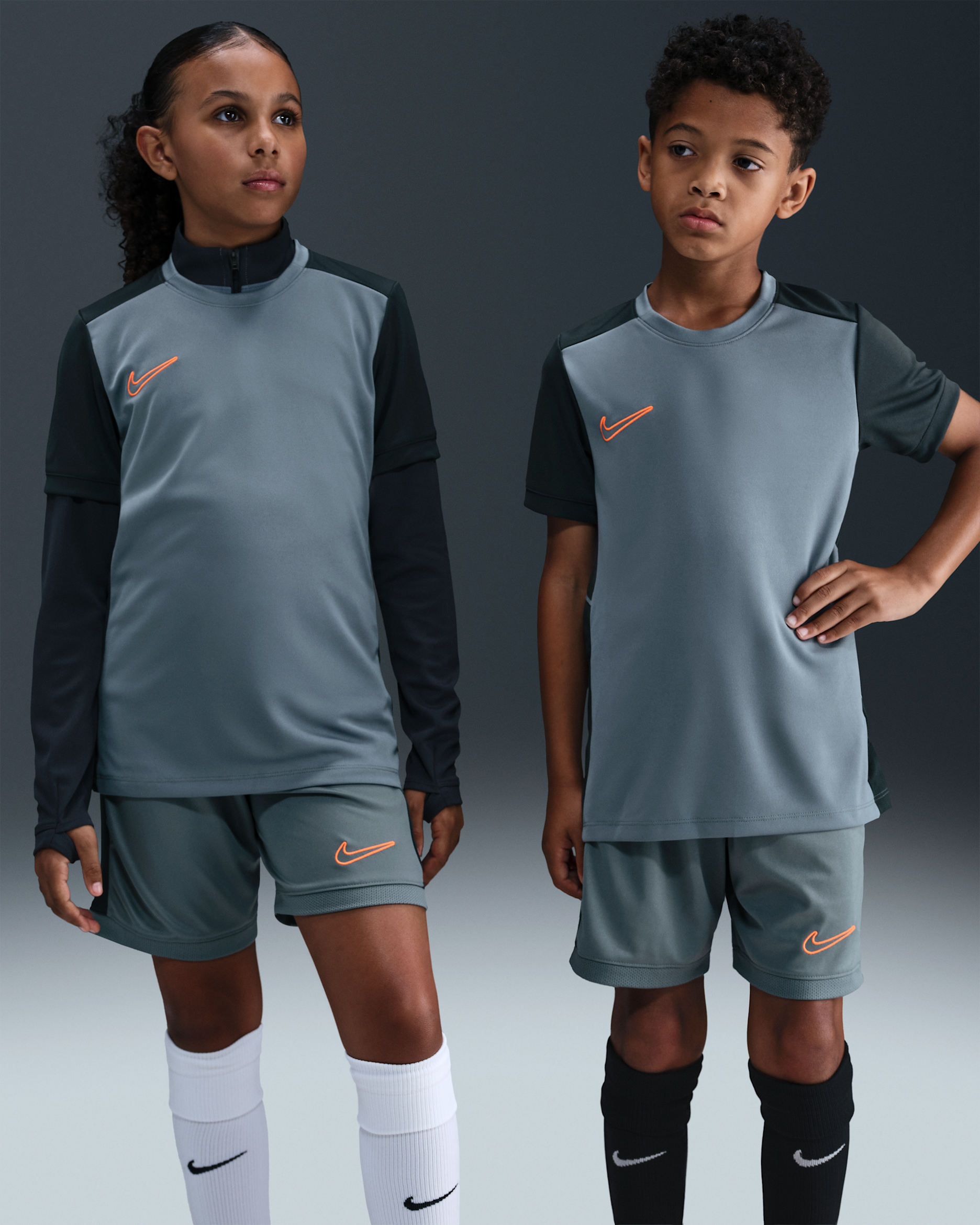 Playera de fútbol Dri-FIT para niños talla grande Nike Academy - Gris azulado/Antracita/Gris azulado/Naranja total