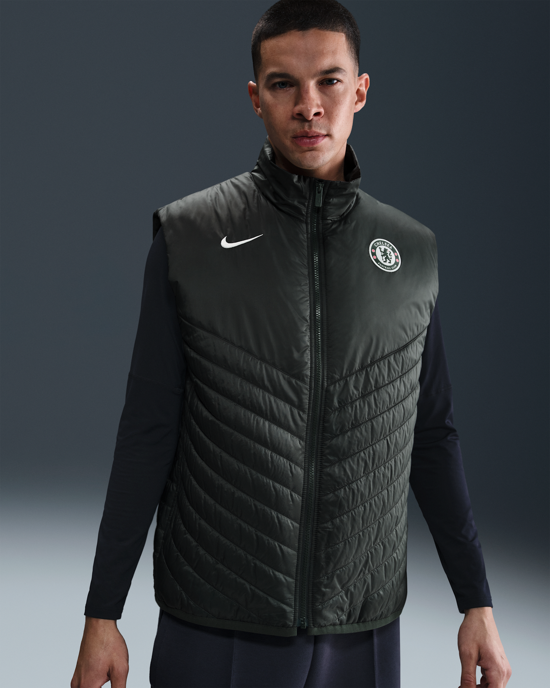 Chelsea FC Windrunner Nike Therma-FIT Orta Ağırlıktaki Şişme Erkek Futbol Yeleği - Outdoor Green/Outdoor Green/Phantom