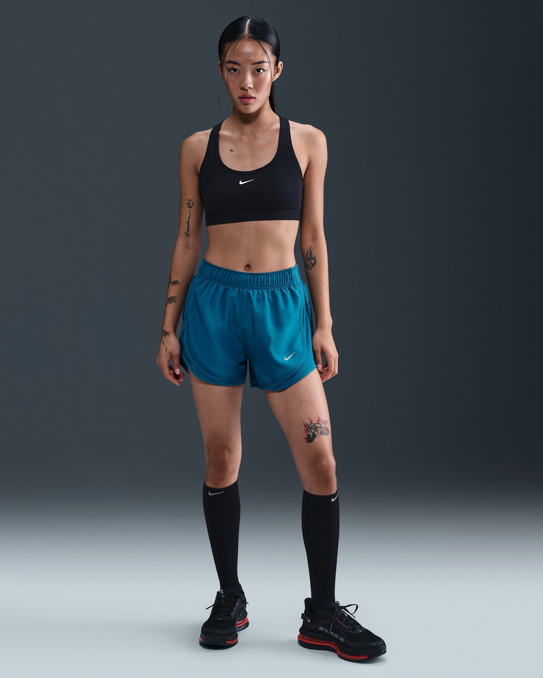 ナイキ テンポ ウィメンズ Dri-FIT ミッドライズ ランニングショートパンツ (インナー付き) - グリーンアビス/グリーンアビス/グリーンアビス