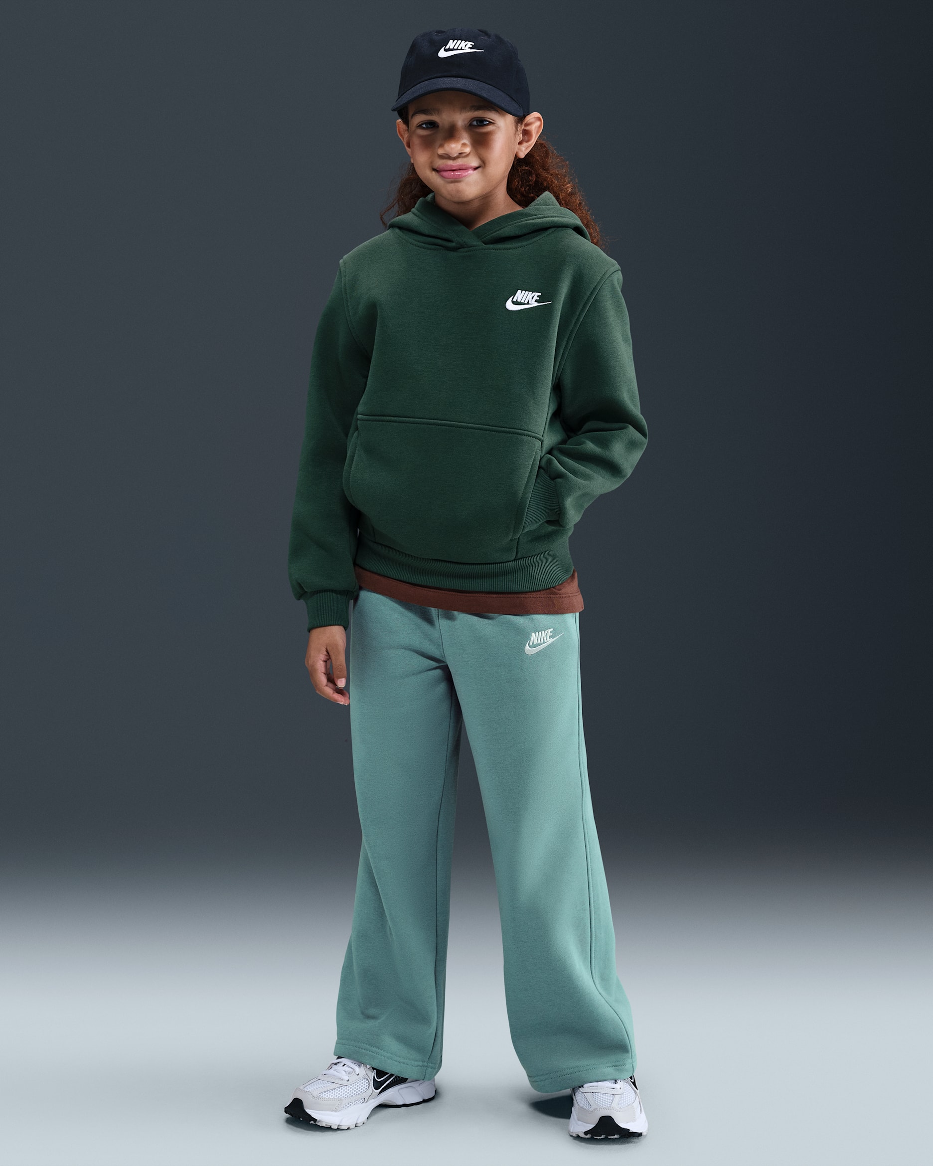 Pants de pierna ancha para niña talla grande Nike Sportswear Club Fleece - Cañón/Blanco