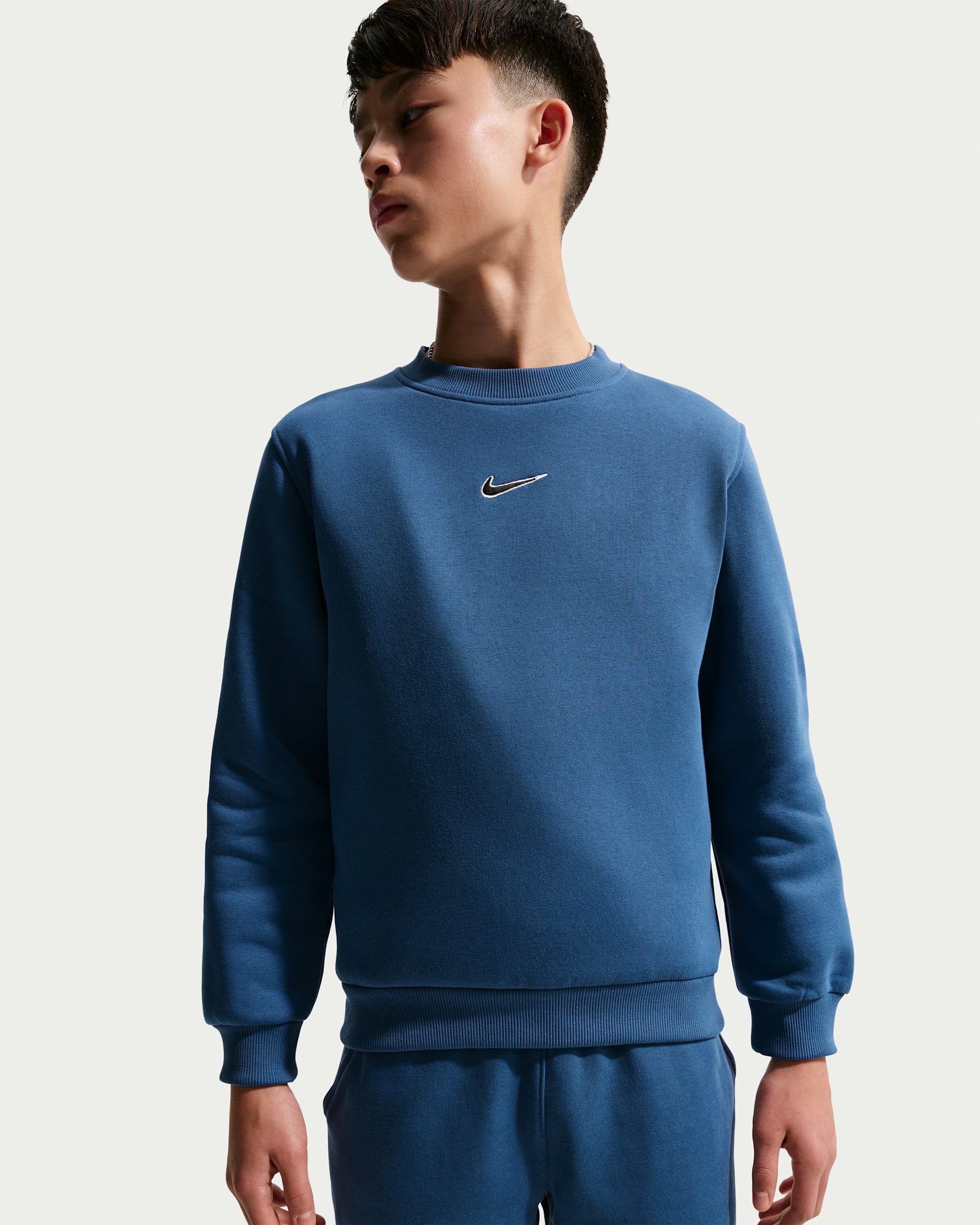 Kylian Mbappé Club Fleece kerek nyakkivágású futballpulóver nagyobb gyerekeknek - Mystic Navy/Pinksicle/Fekete