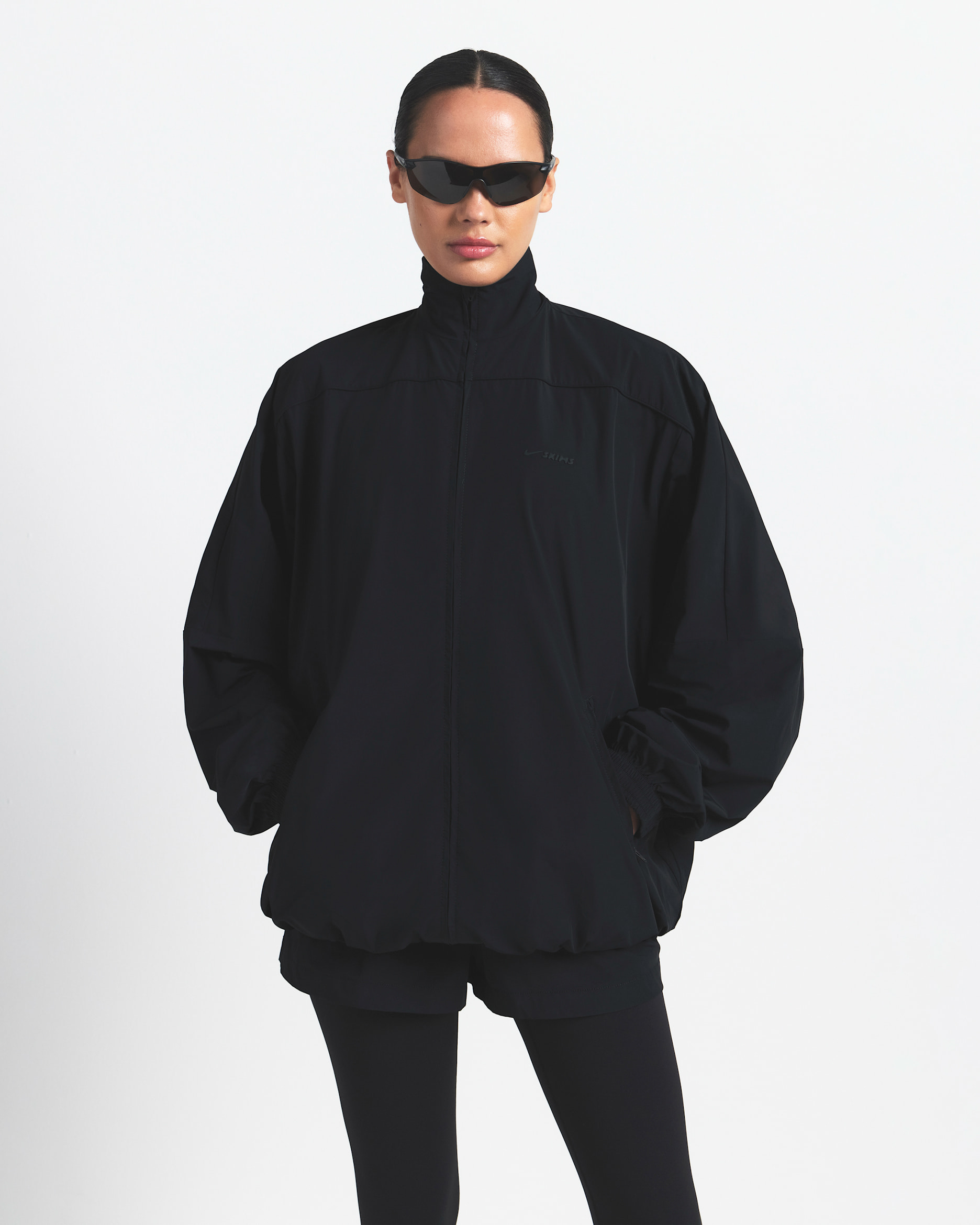 Chamarra deportiva oversized para mujer NikeSKIMS Woven Nylon - NSKM OBSIDIAN