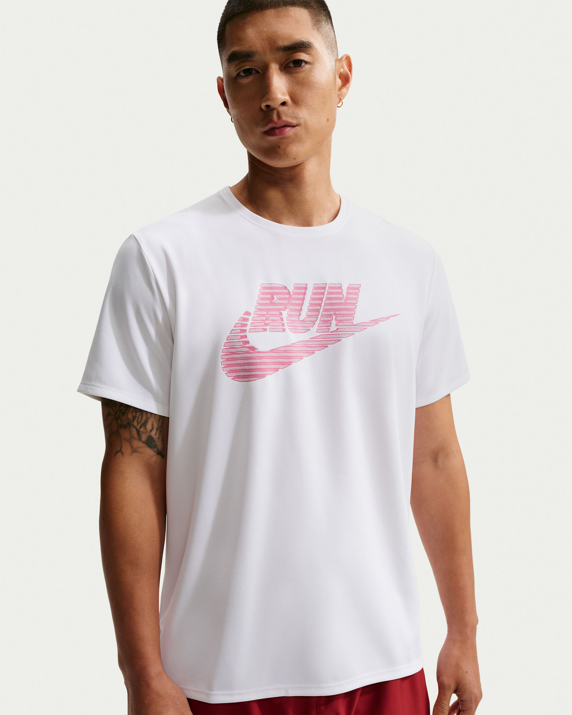 Playera de correr de manga corta Nike Miler Dri-FIT con protección contra los rayos UV para hombre - Blanco/Peonía
