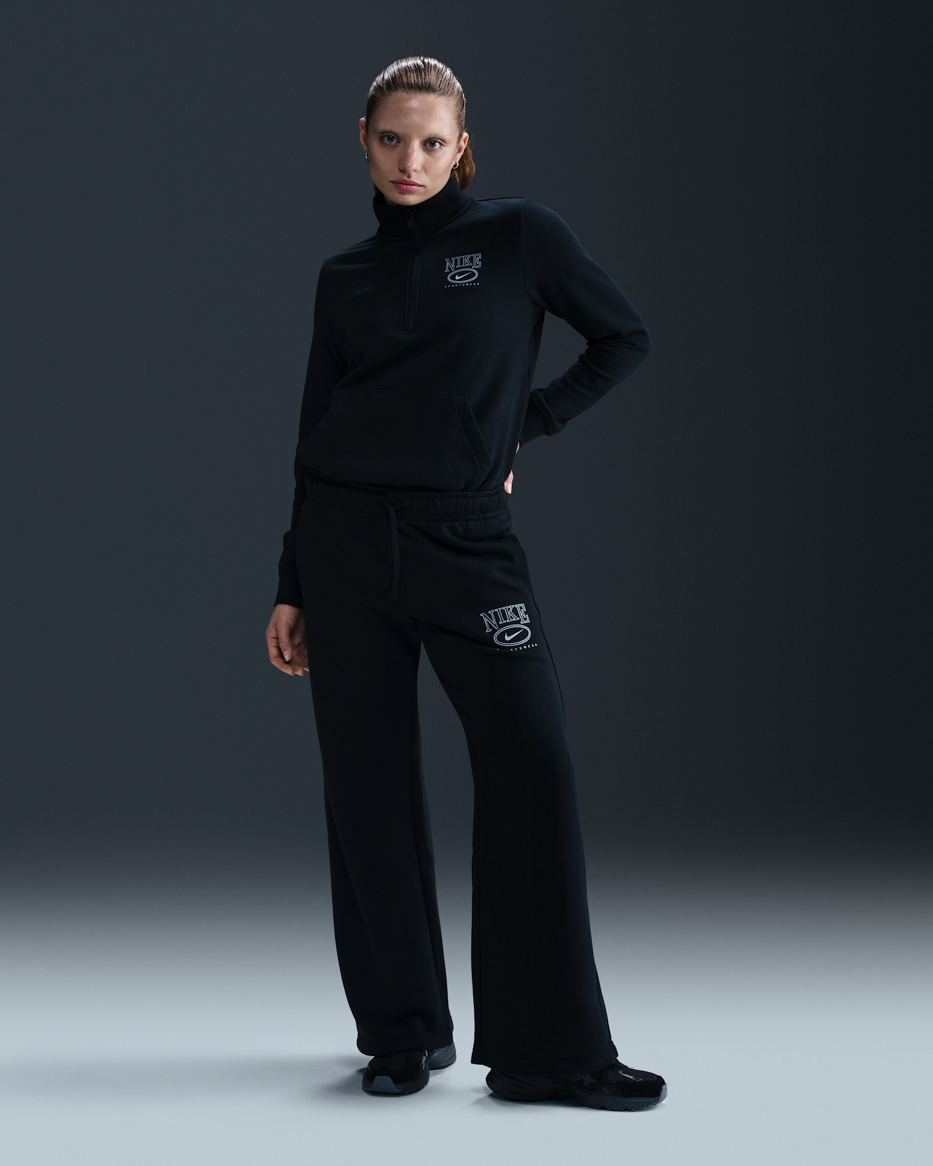 Pants estampados de tiro medio y pierna amplia para mujer Nike Sportswear Club Fleece - Negro/Gris lobo