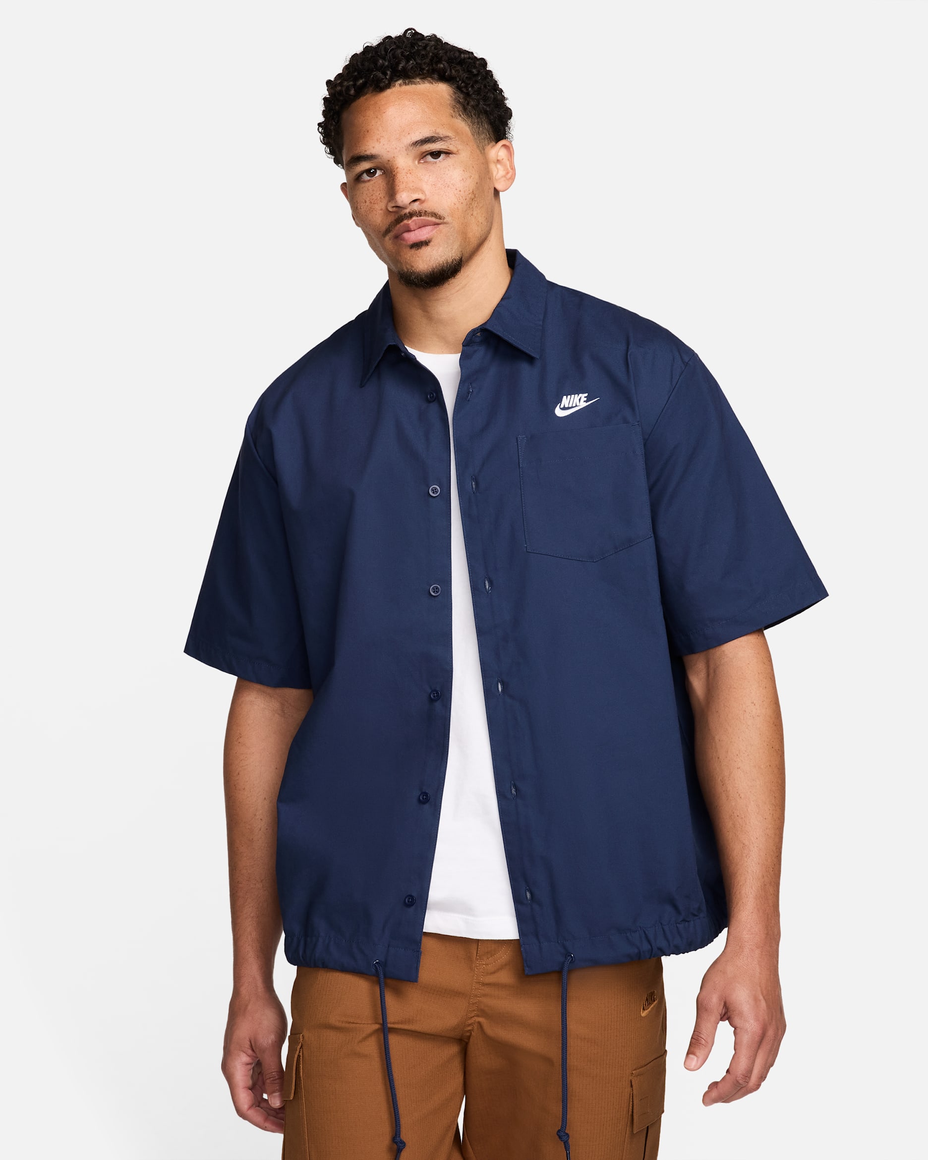 Playera de manga corta Oxford con botones para hombre Nike Club - Azul marino medianoche/Blanco