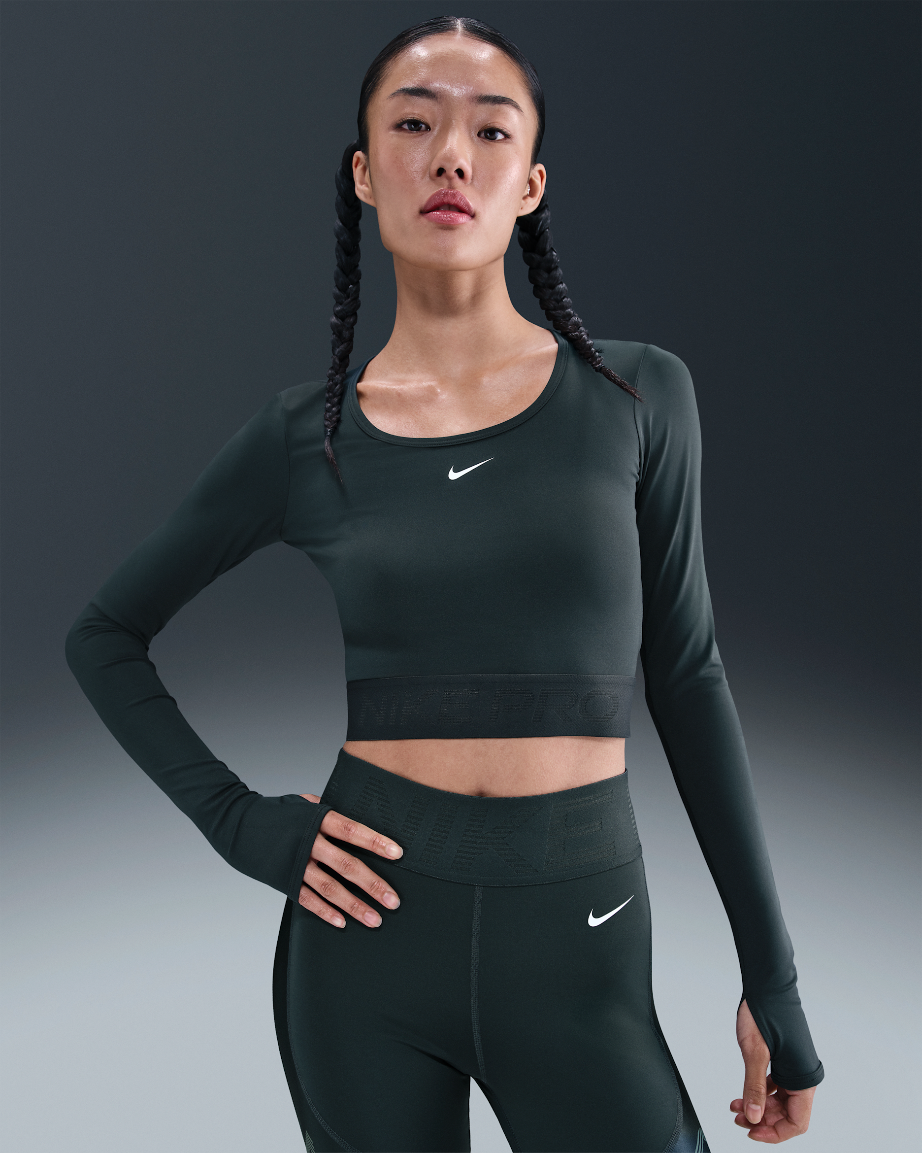 ナイキ プロ ウィメンズ Dri-FIT クロップド ロングスリーブ トップ - シーウィード/ビンテージグリーン/ホワイト