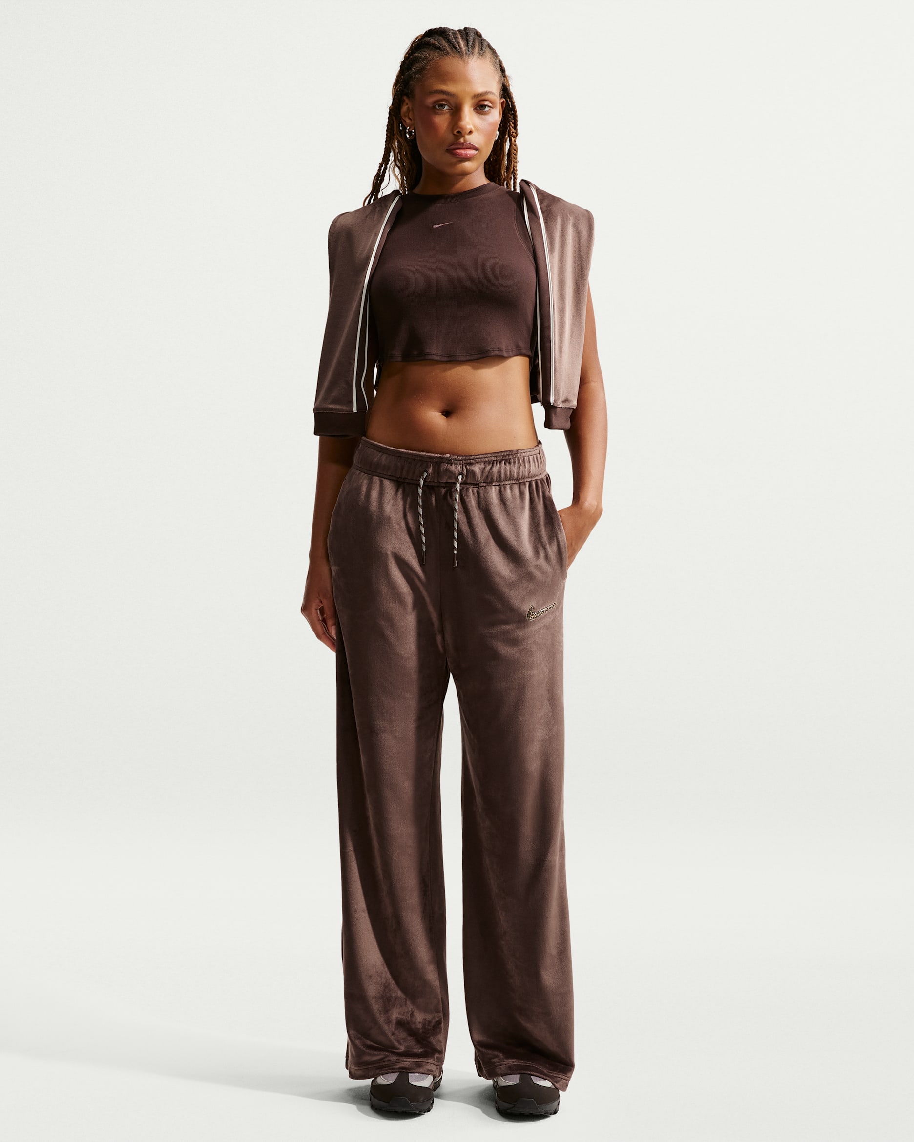 ナイキ スポーツウェア ウィメンズ ハイウエスト ワイドレッグ ベロア パンツ - バロックブラウン