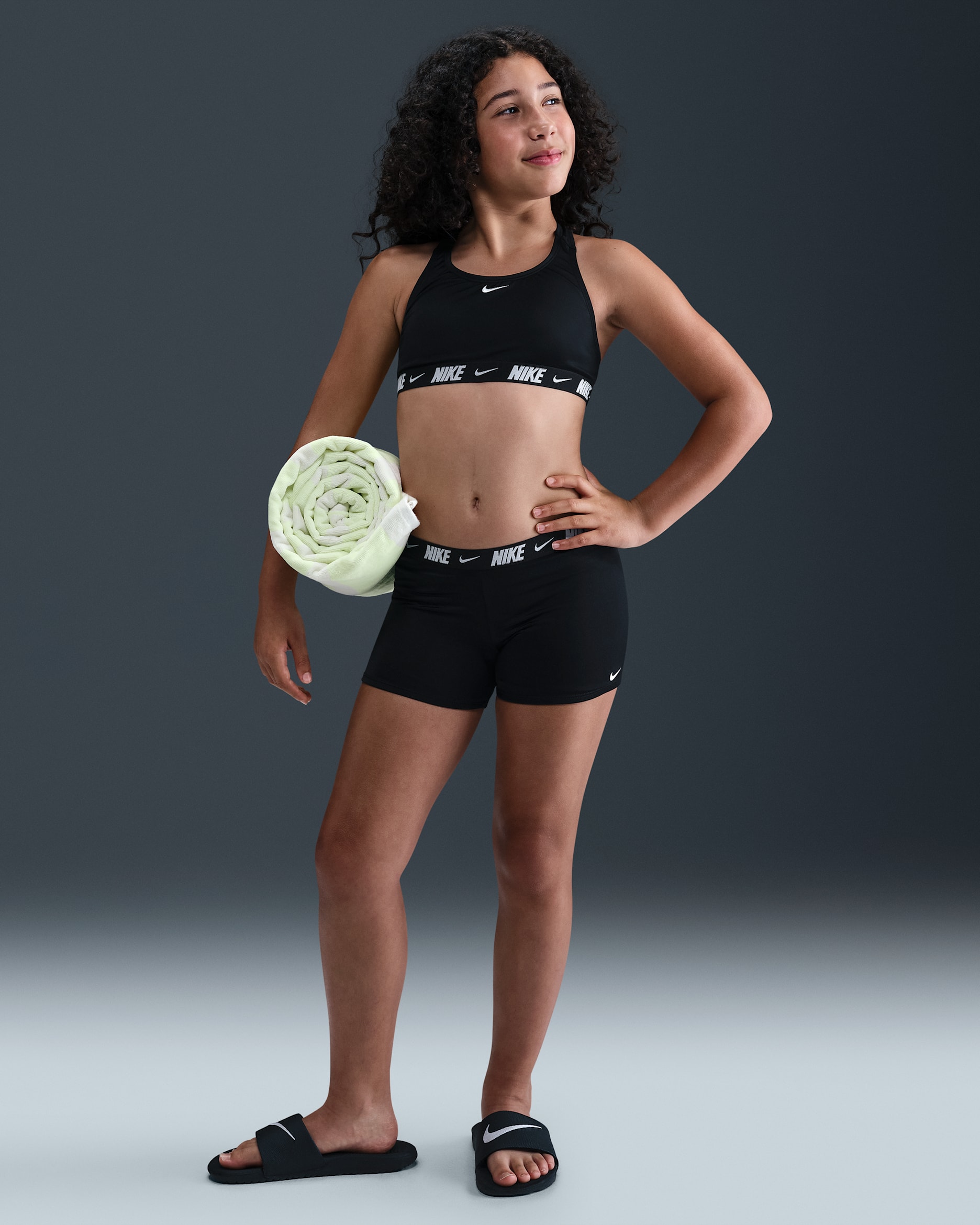 Conjunto de shorts y bikini de espalda deportiva para niña talla grande Nike Swim - Negro/Blanco