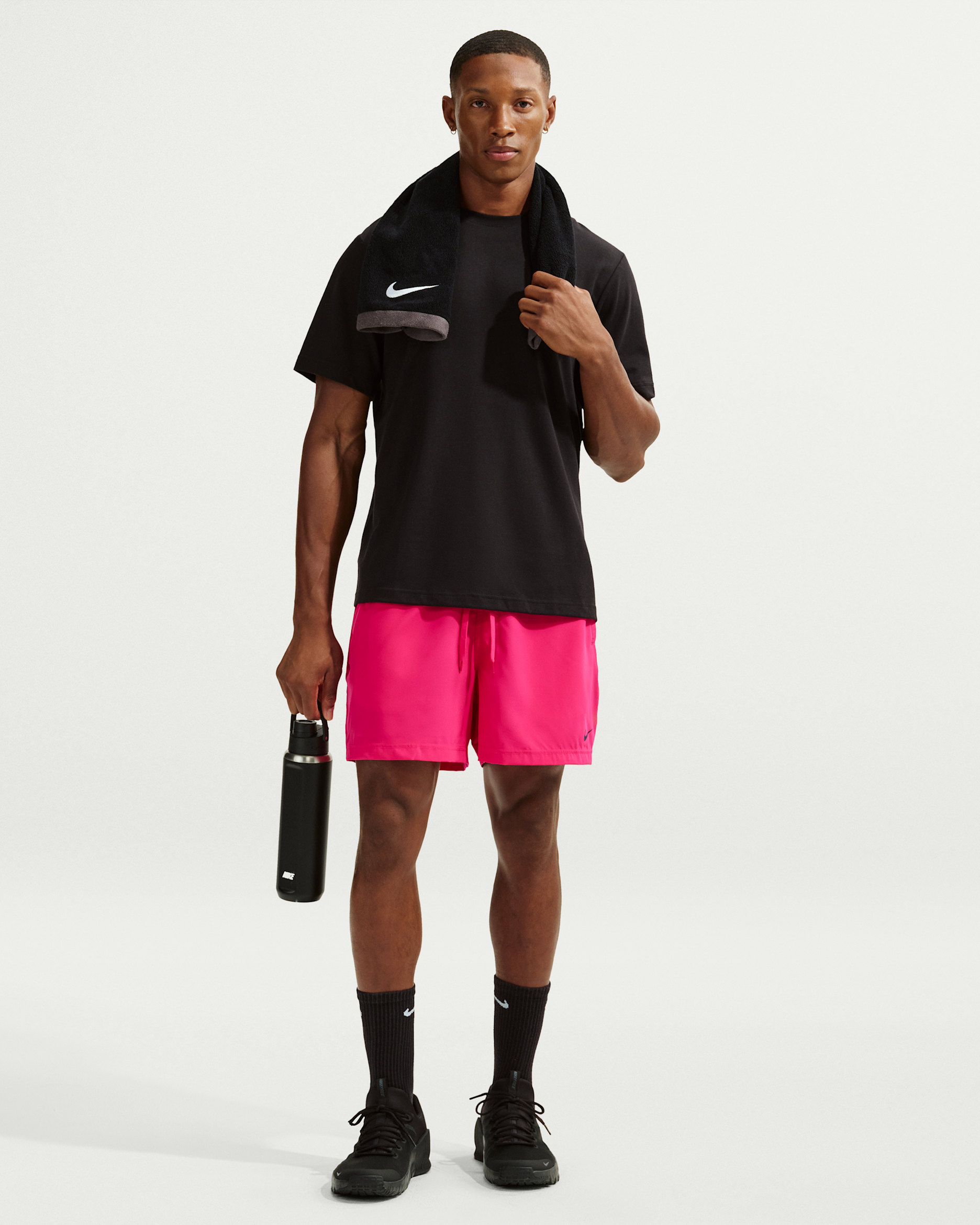 Shorts versátiles Dri-FIT de 13 cm sin forro para hombre Nike Form - Rosa enérgico/Negro