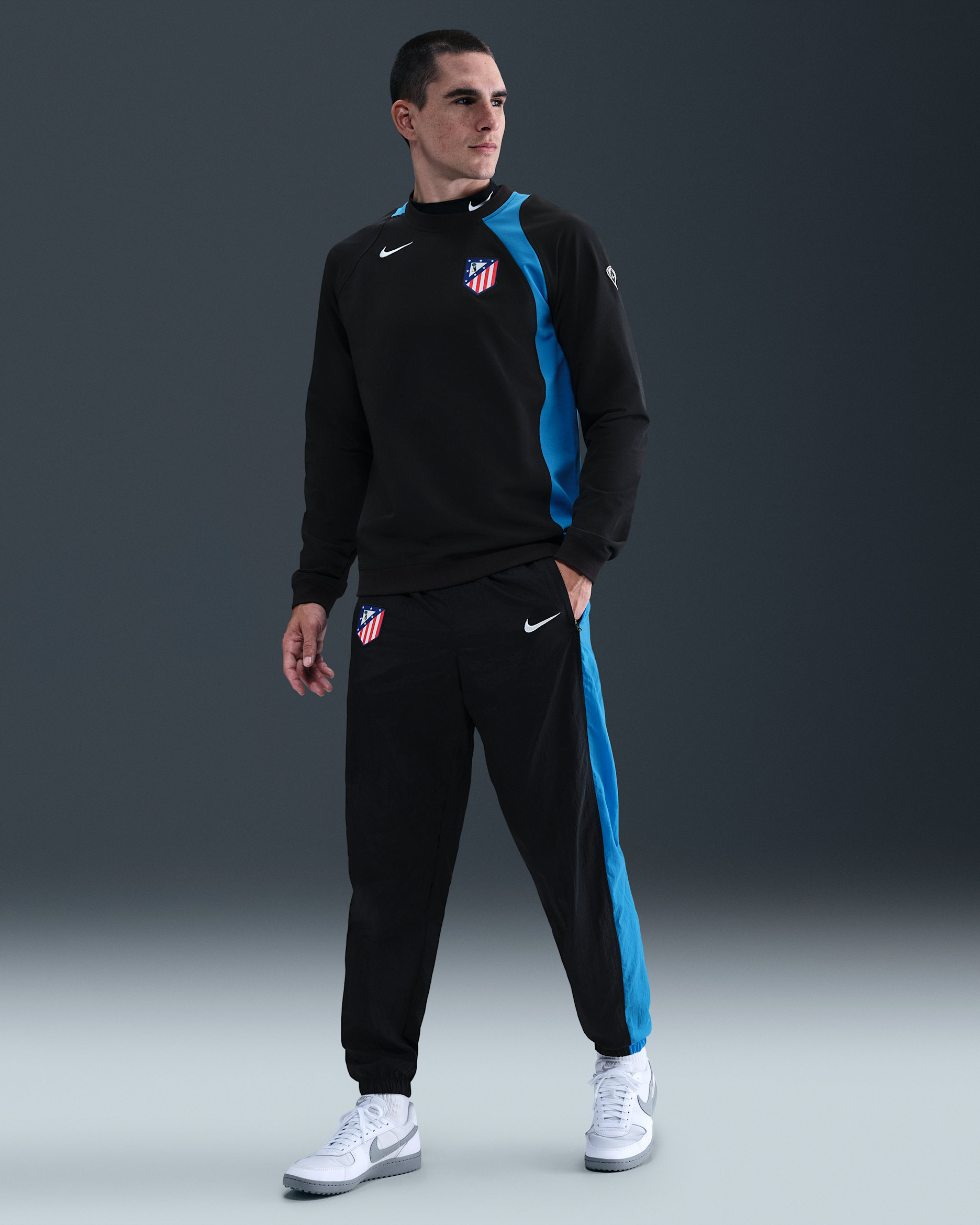 Pánské třetí tkané sportovní kalhoty Nike Total 90 Atlético Madrid - Černá/Photo Blue/Bílá