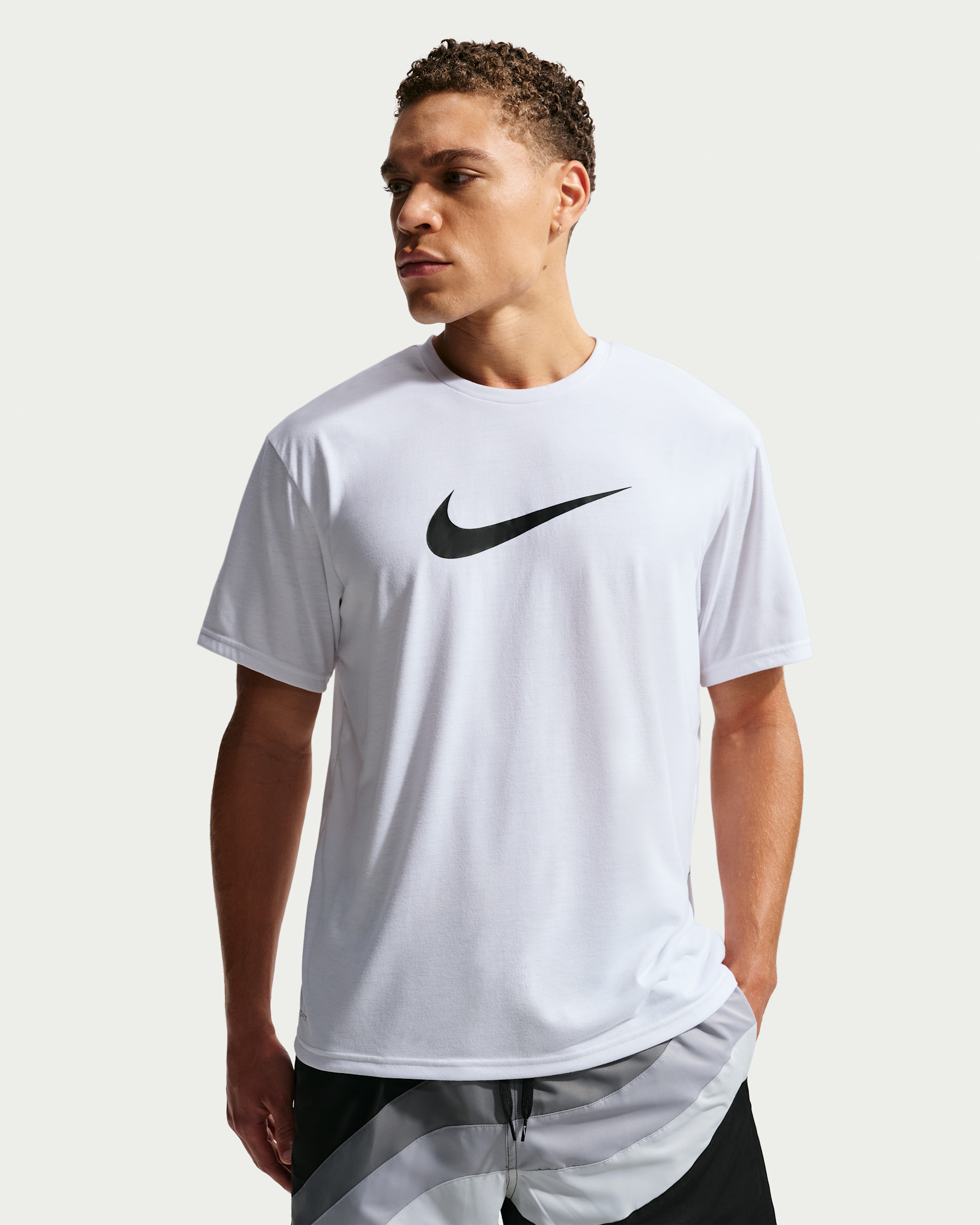 Playera de manga corta  Dri-FIT UV para hombre Nike Swim Hydroguard - Blanco/Polvo fotón/Gris azulado/Negro