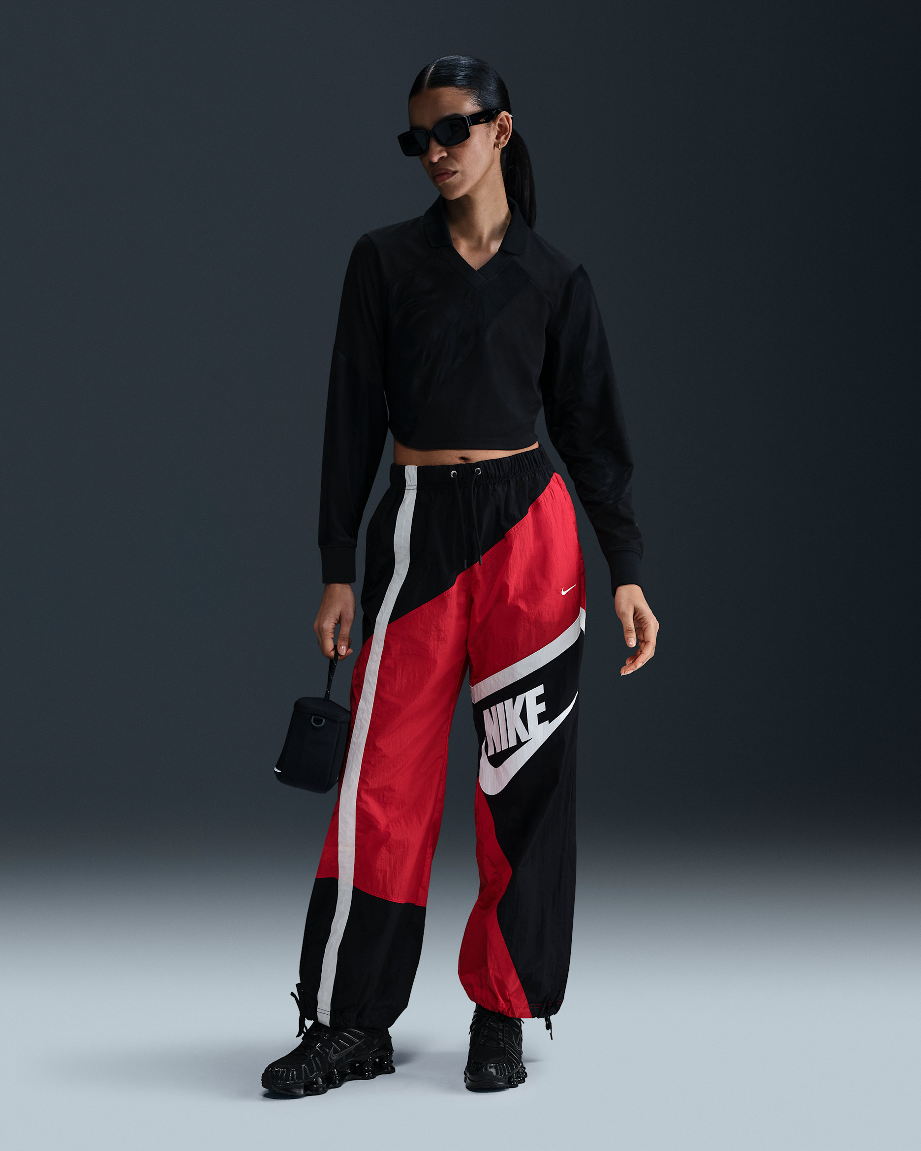 Pants de tejido Woven de tiro medio holgados con dobladillo abierto para mujer Nike Sportswear - Rojo universitario/Negro/Vela/Vela