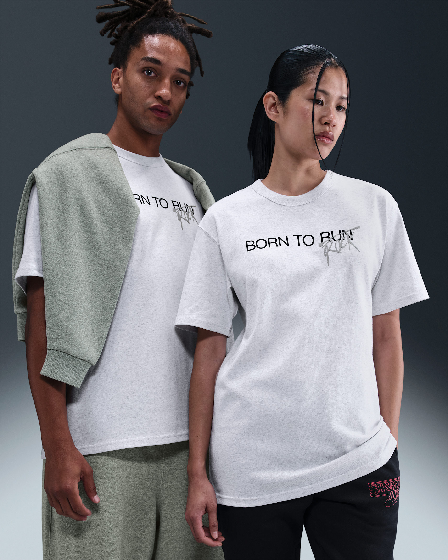 ナイキ x ストレンジャー シングス メンズ Tシャツ - バーチヘザー