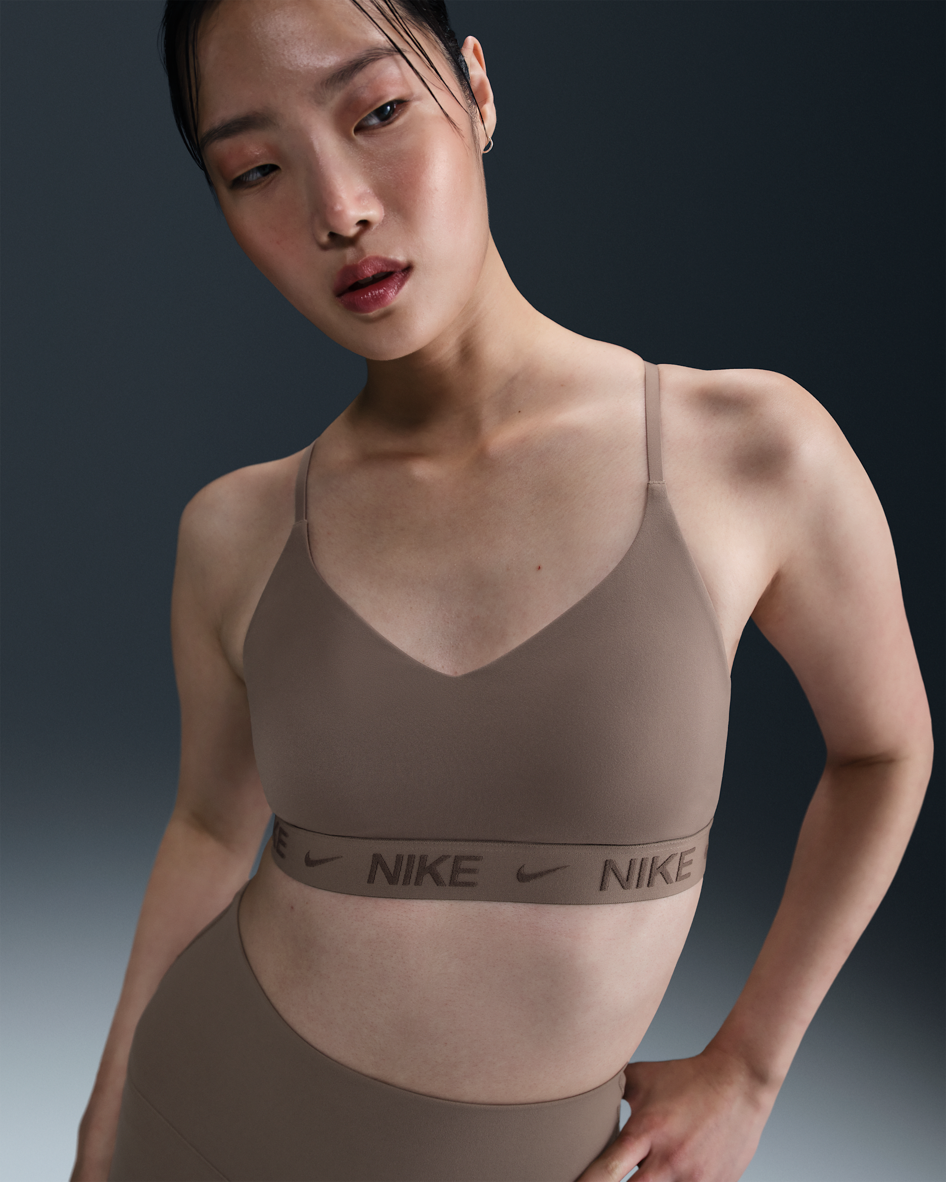 Nike Indy Sport-BH mit leichtem Halt, Polster und verstellbarer Passform - Mink Brown/Ironstone